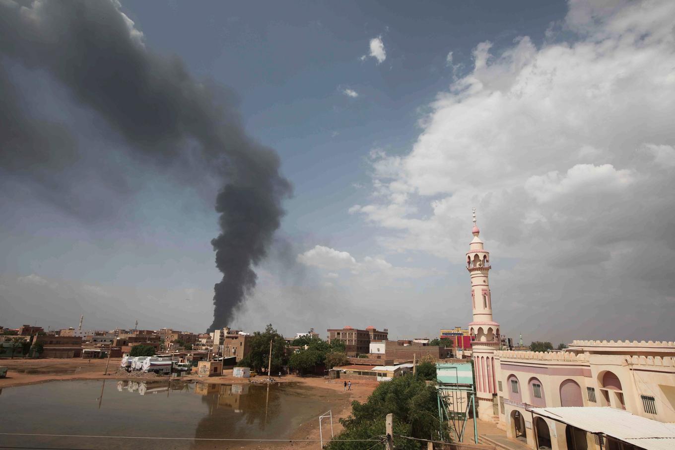 Rök över Khartum förra sommaren. Sudans befolkning lider stort i inbördeskriget. Arkivbild. Foto: AP/TT