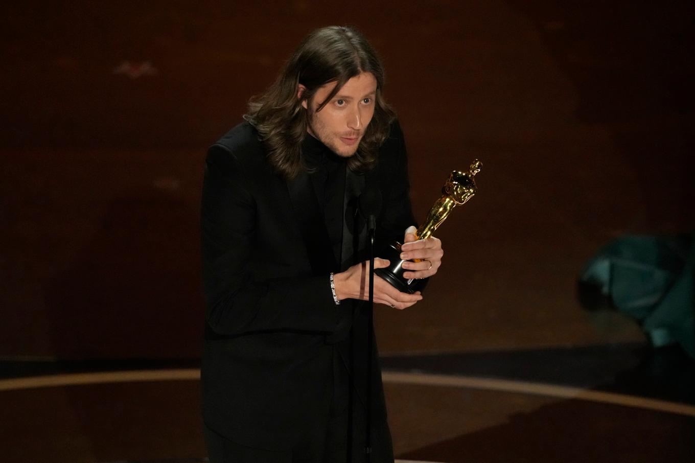 Ludwig Göransson tar hem sin andra Oscars sedn 2019 för bästa filmmusik, den här gången för "Oppenheimer". Foto: Chris Pizzello/AP/TT