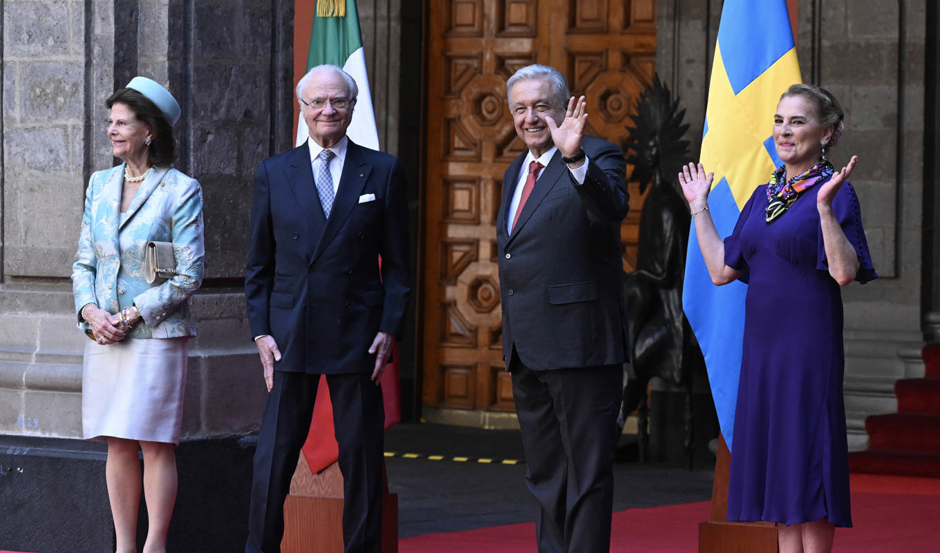 Mexikos president Andrés Manuel Lopéz Obrador och hans fru Beatriz Gutiérrez Müller hälsar kung Carl Gustaf och drottning Silvia välkomna vid nationalpalatset under statsbesöket till Mexiko. Foto: Jonas Ekströmer/TT