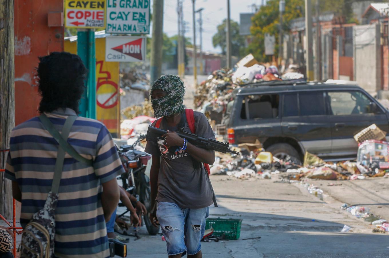 Beväpnade gängmedlemmar på gator i Haitis huvudstad Port-au-Prince i veckan. Foto: Odelyn Joseph/AP/TT
