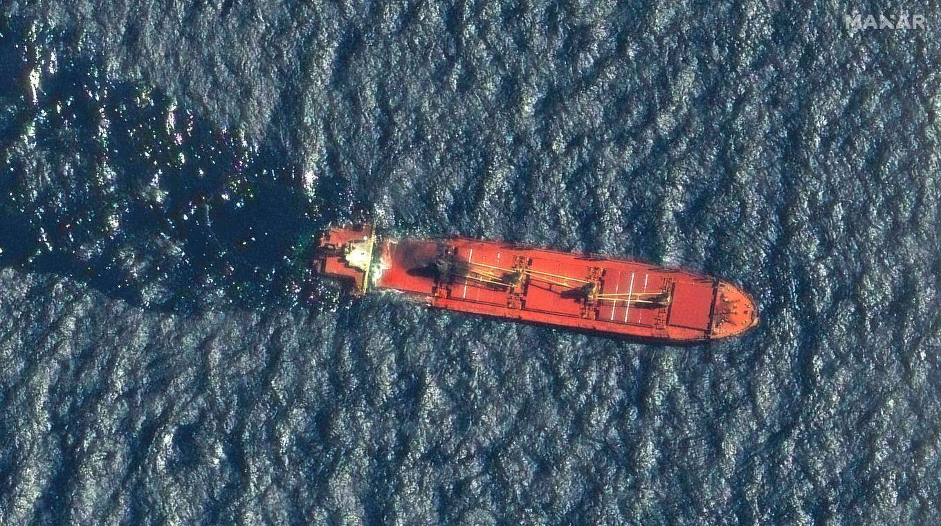 Lastfartyget Rubymar, som tidigare i år attackerades i Röda havet av Huthirörelsen. Arkivbild. Foto: Maxar Technologies/AP/TT