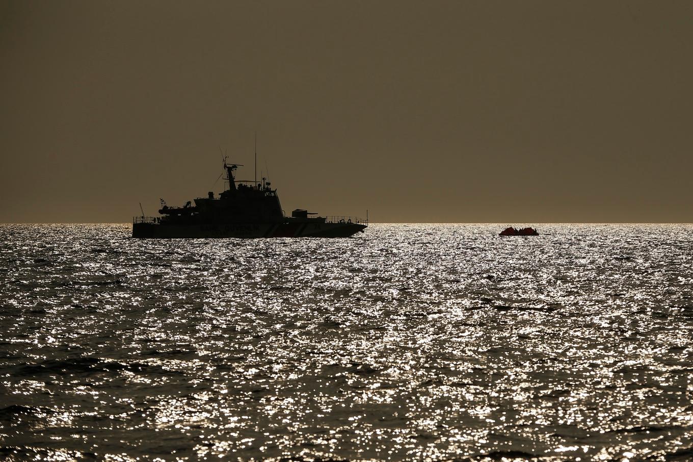 Turkisk kustbevakning närmar sig en båt med migranter i Egeiska havet. Arkivbild från september 2020. Foto: Emrah Gurel/AP/TT