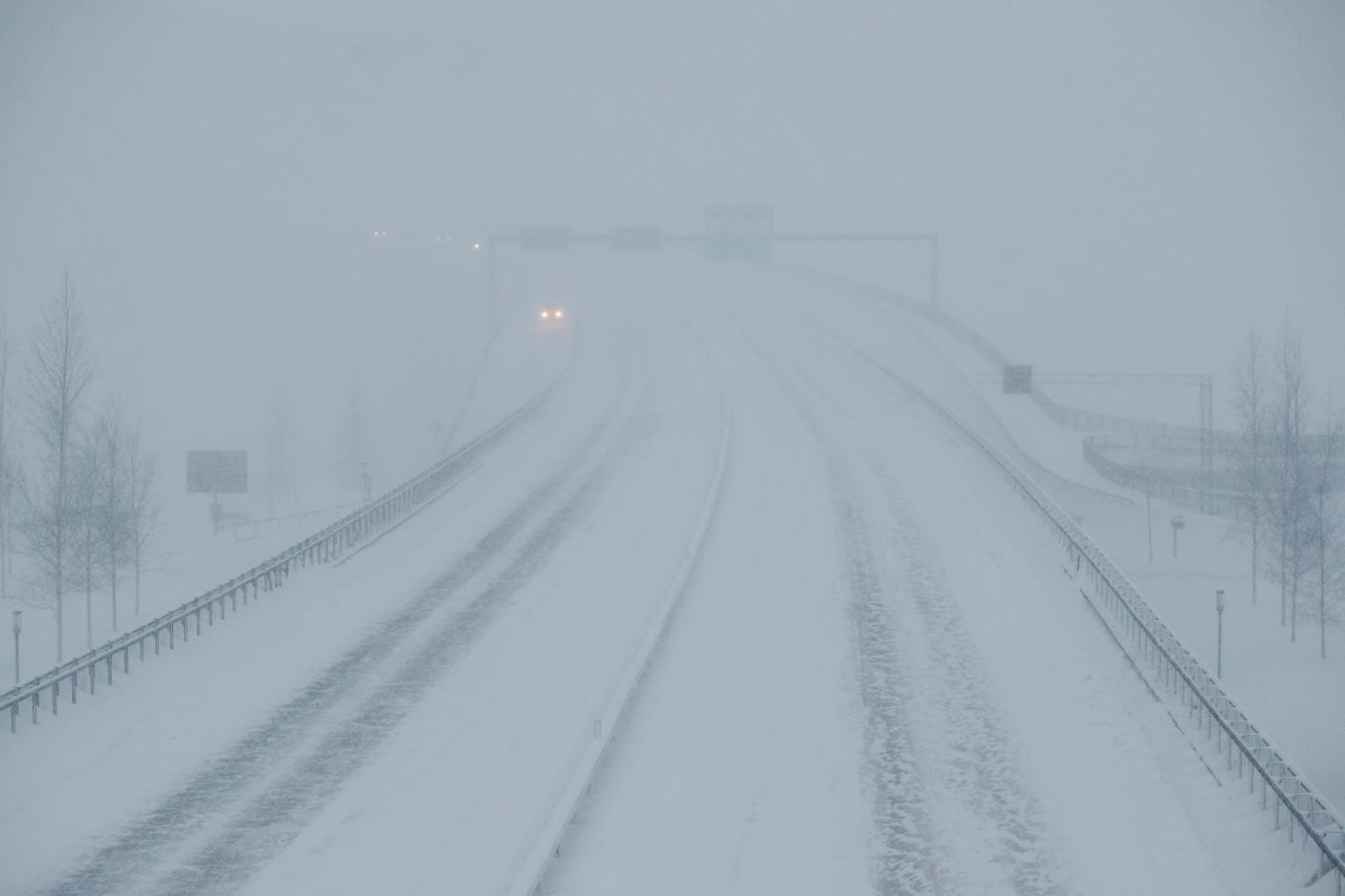 Ett kraftigt snöfall i kombination med blåsigt väder kan leda till dålig sikt i de mellersta och norra delarna av Uppland. Arkivbild. Foto: Mats Andersson/TT
