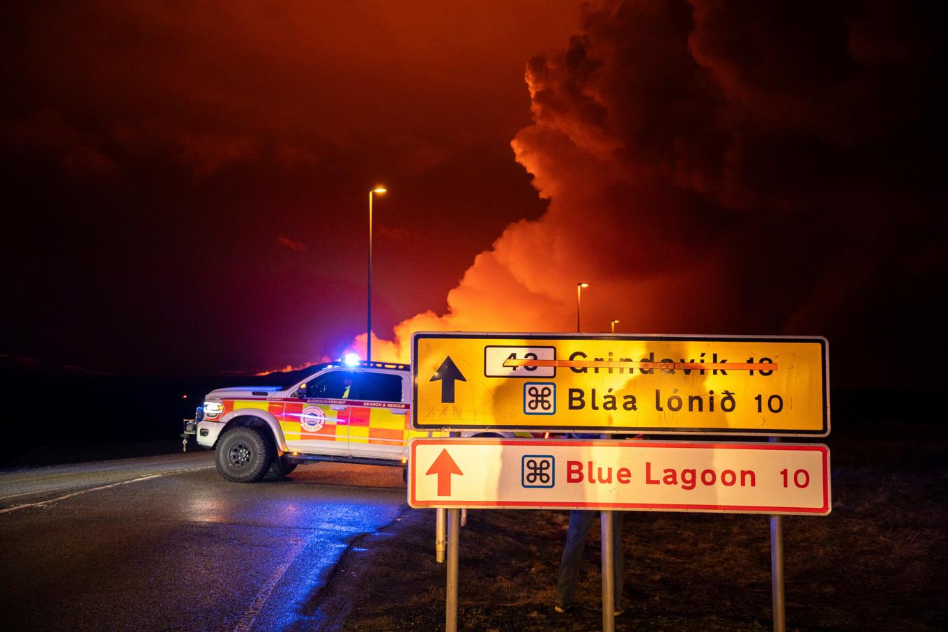 Island har drabbats av ett nytt vulkanutbrott. Turistmagneten Blå lagunen har evakuerats på turister och stängt ned verksamheten. Foto: Marco di Marco/AP/TT