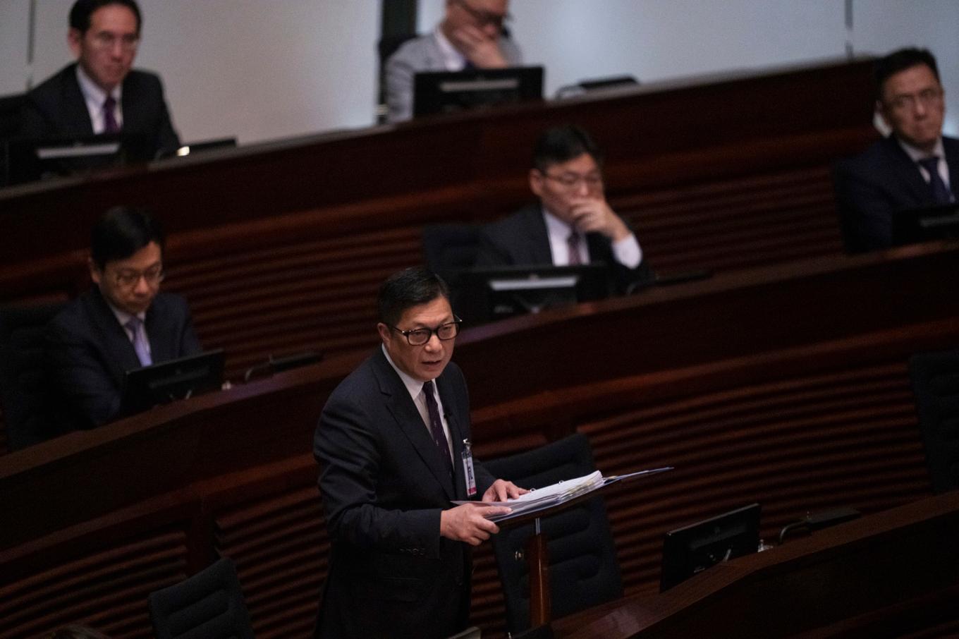 Hongkongs säkerhetsminister Chris Tang i samband med omröstningen på tisdagen. Foto: Louise Delmotte/AP/TT