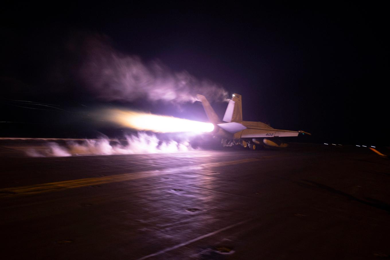 Ett amerikanskt stridsflyg lyfter från ett hangarfartyg i Röda havet. Arkivbild. Foto: Kaitlin Watt/U.S. Navy via AP/TT