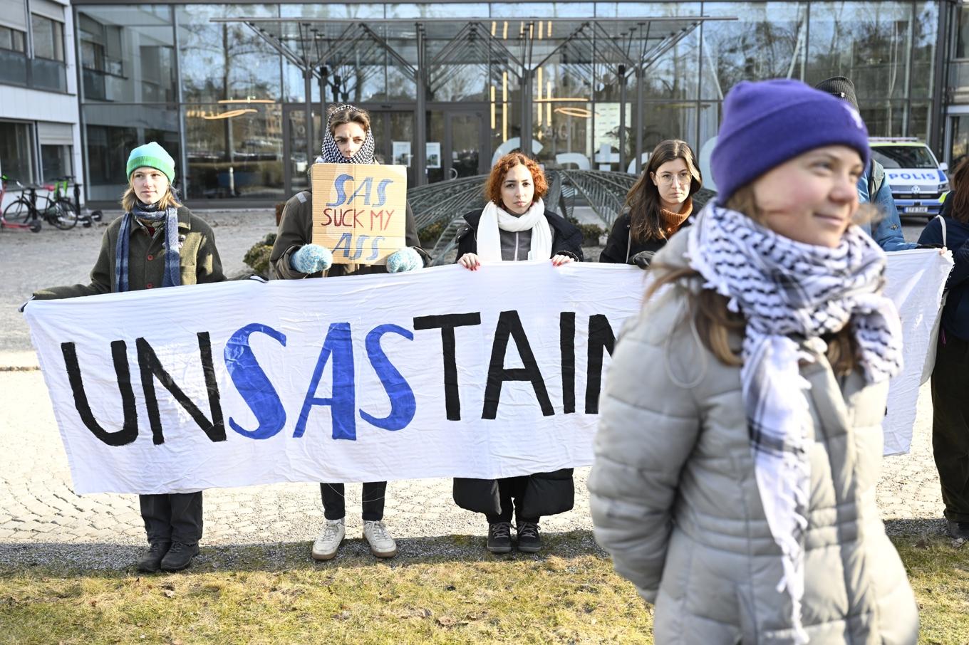 Greta Thunberg och demonstranter från Fridays for future vid flygbolaget SAS bolagsstämma under måndagen. Foto: Jessica Gow/TT