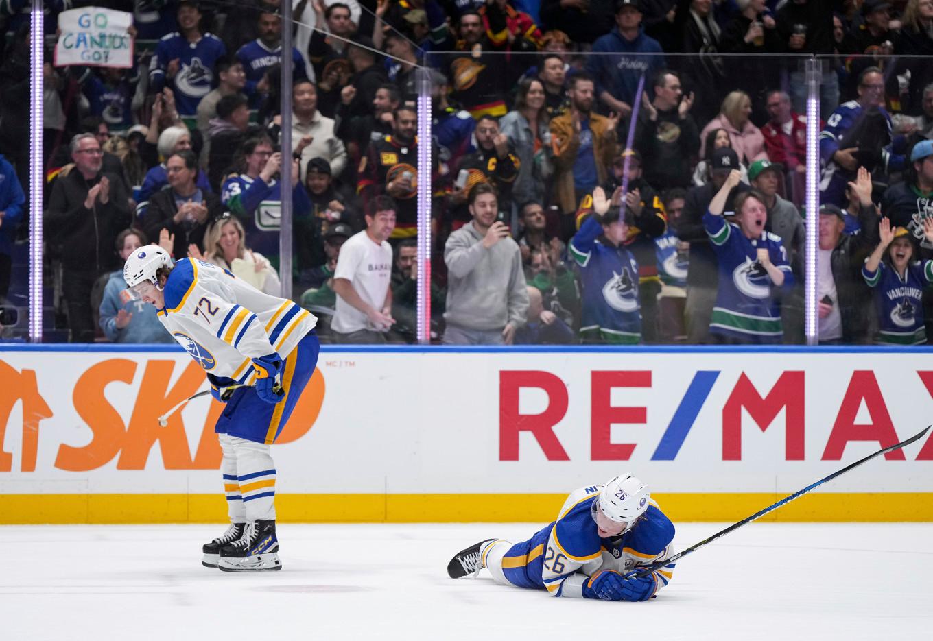 Buffalos Rasmus Dahlin låg tungt på isen efter att Elias Pettersson skjutit 3–1 i öppen kasse. Några sekunder senare reducerade Dahlin. Foto: Darryl Dyck/The Canadian Press via AP/TT