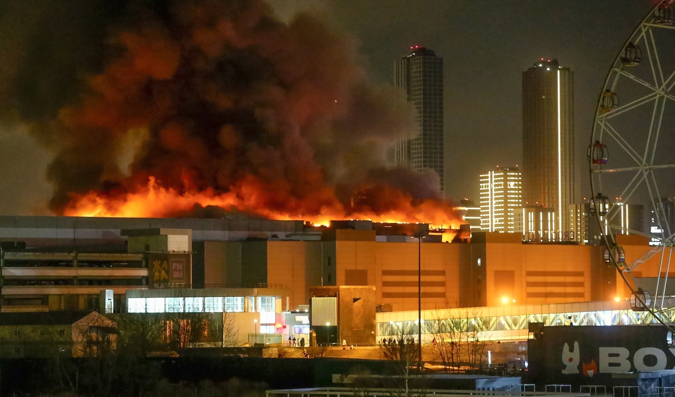 Rök stiger från lokalen där en skjutning ägde rum under fredagskvällen. Foto: Sergei Vedyashkin/AP/TT