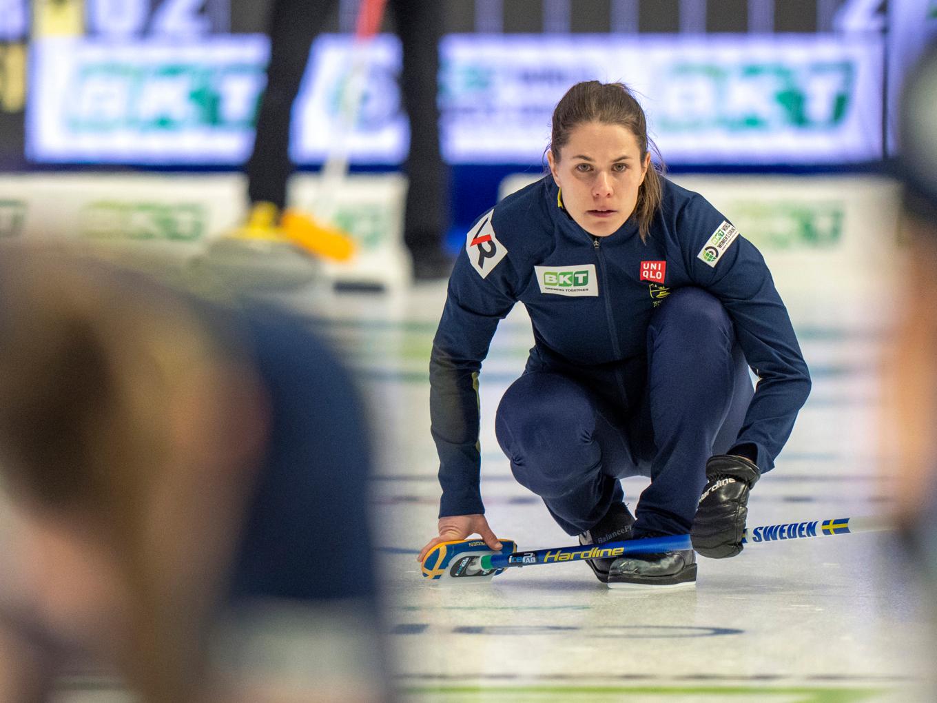 Skippern Anna Hasselborg och hennes lagkamrater åkte ut i kvartsfinal av curling-VM i Kanada. Foto: Frank Gunn/AP/TT