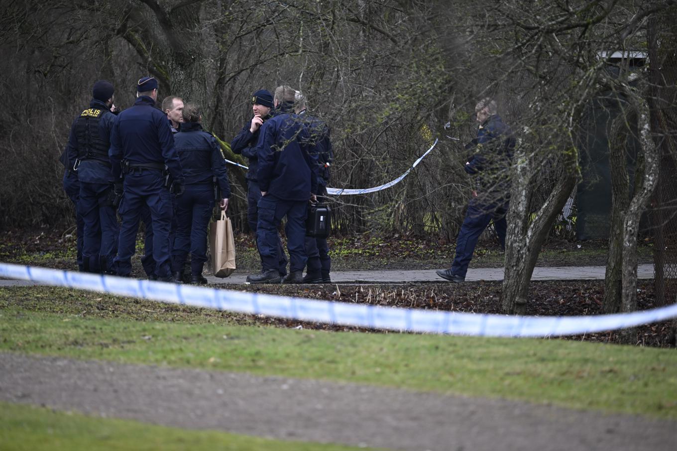 Polisen spärrade av en park och en gångbana sedan två män hittats skadade på fredagen. Foto: Johan Nilsson/TT