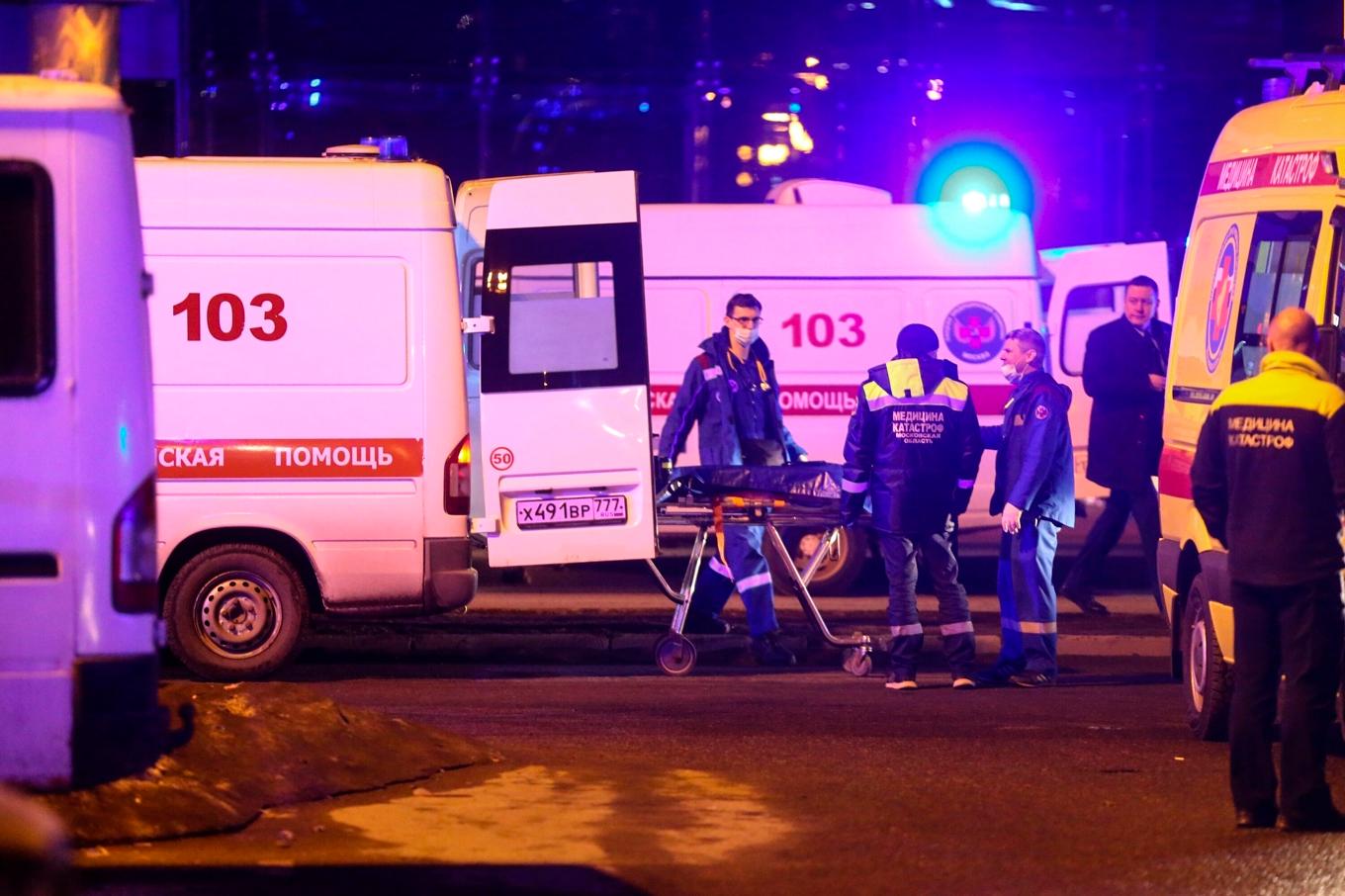 Dödssiffran stiger efter attacken mot en konsertlokal i Moskva på fredagskvällen. Foto: Sergei Vedyashkin/AP/TT