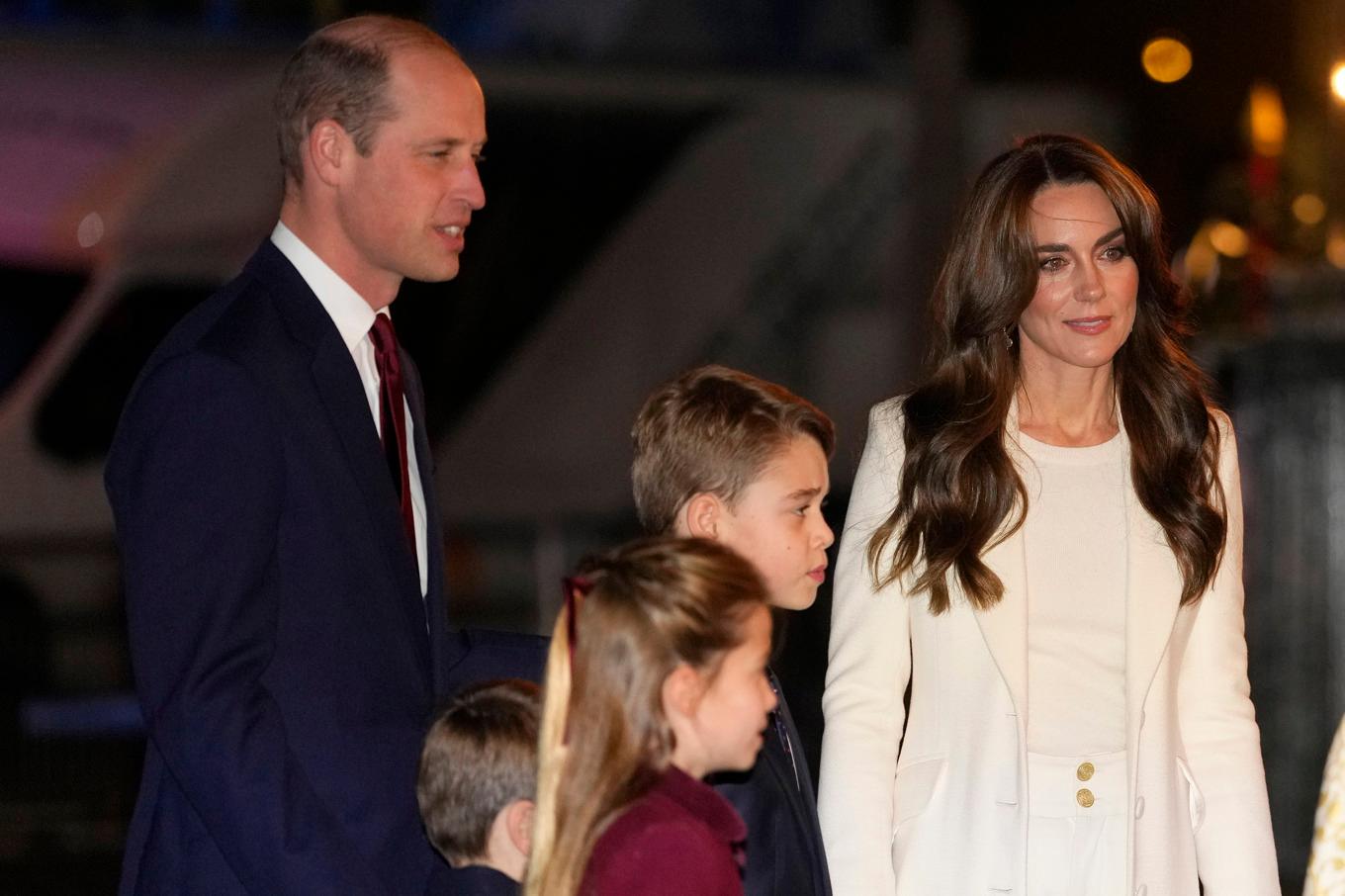 Prins William och prinsessan Kate tillsammans med sina barn vid en julkonsert i Westminister Abbey i London i december 2023. Arkivbild. Foto: Kirsty Wigglesworth/AP/TT