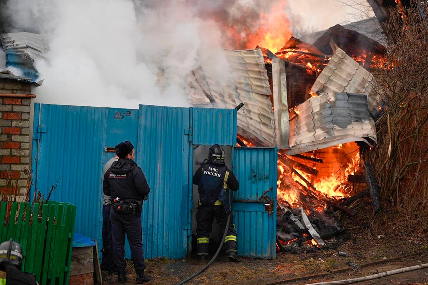 Räddningstjänst vid en brinnande byggnad efter en attack mot den ryska regionen Belgorod tidigare i mars. Foto: Vjatjeslav Gladkov på Telegram via AP/TT