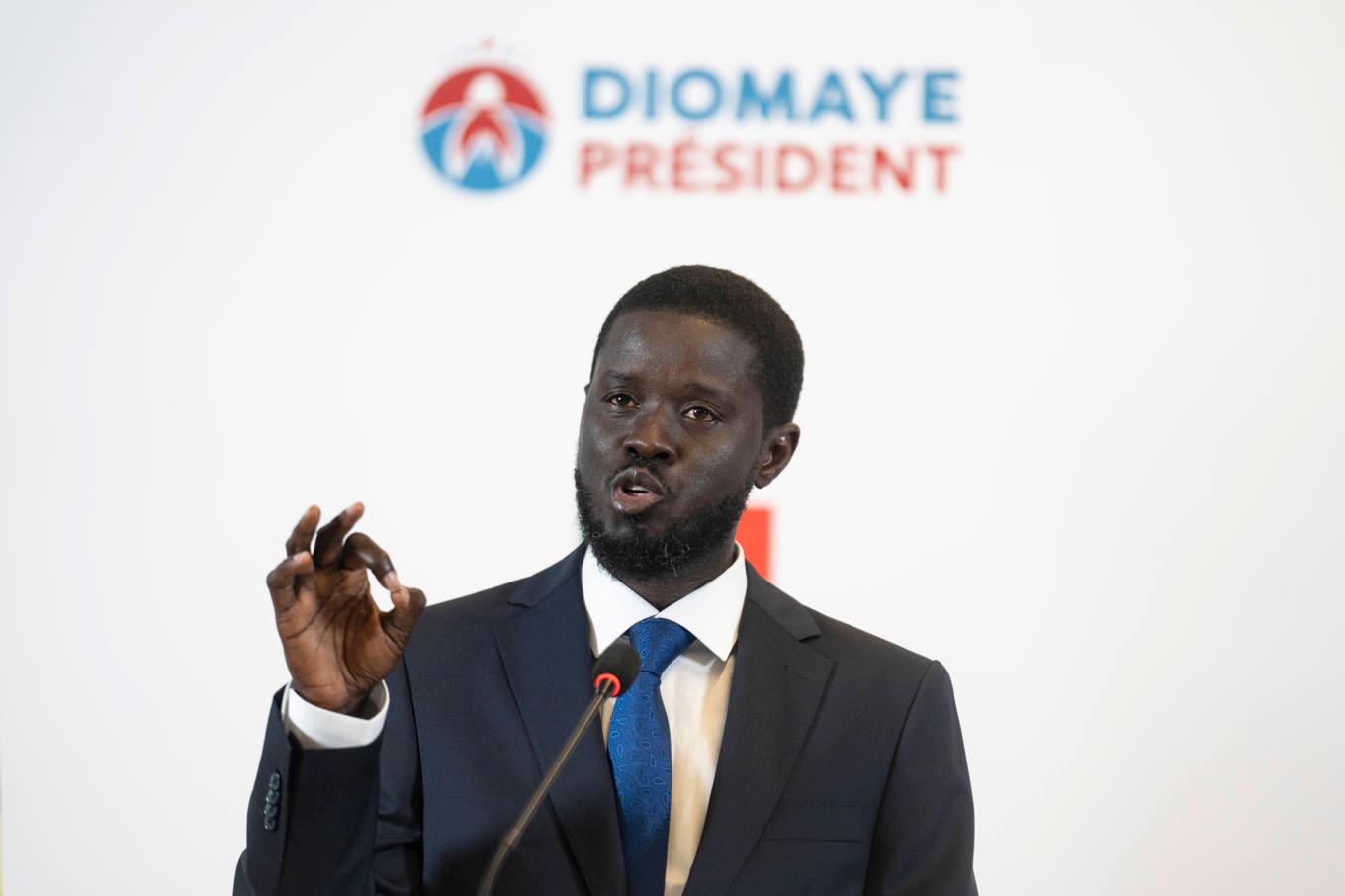 Bassirou Diomaye Faye höll en presskonferens i Dakar på måndagen. Foto: Mosa'ab Elshamy/AP/TT