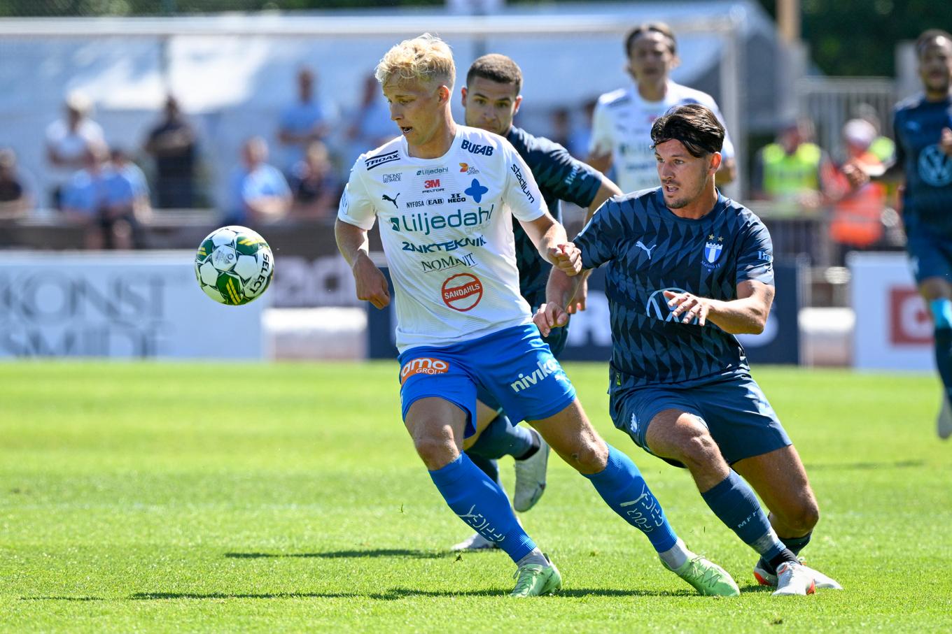 Victor Larssons IFK Värnamo får in 36 procent av sina intäkter från tv-rättigheter – för Malmö FF och Stefano Vecchia (till höger) är siffran åtta procent. Arkivbild. Foto: Mikael Fritzon/TT