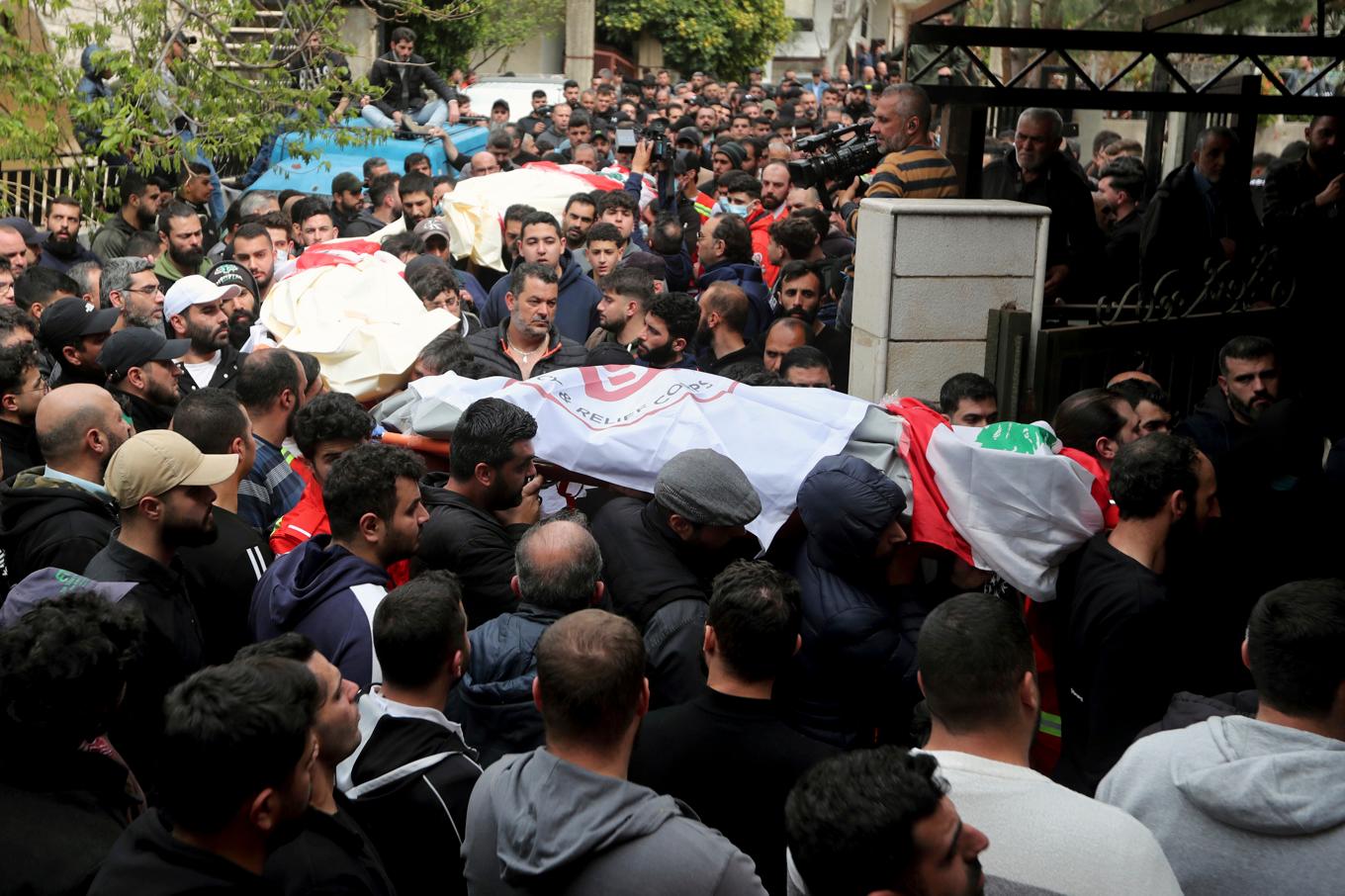 Begravning för de som dödades i en israelisk attack i södra Libanon under onsdagen. Foto: Mohammed Zaatari/AP/TT