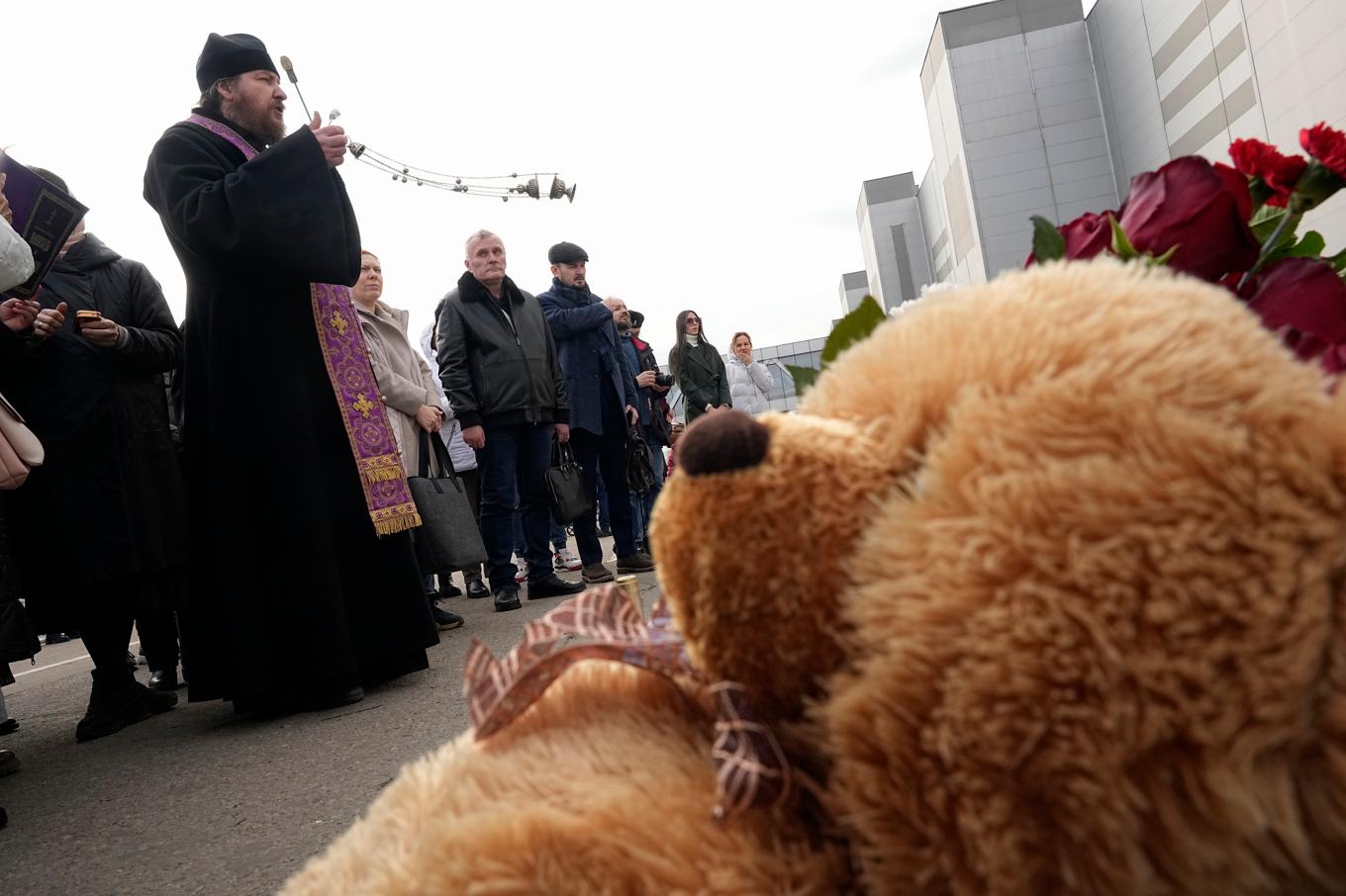 En ortodox präst höll en minnesstund utanför konserthallen i utkanten av Moskva, där terrordådet ägde rum i fredags. Arkivbild. Foto: Alexander Zemlianichenko/AP/TT