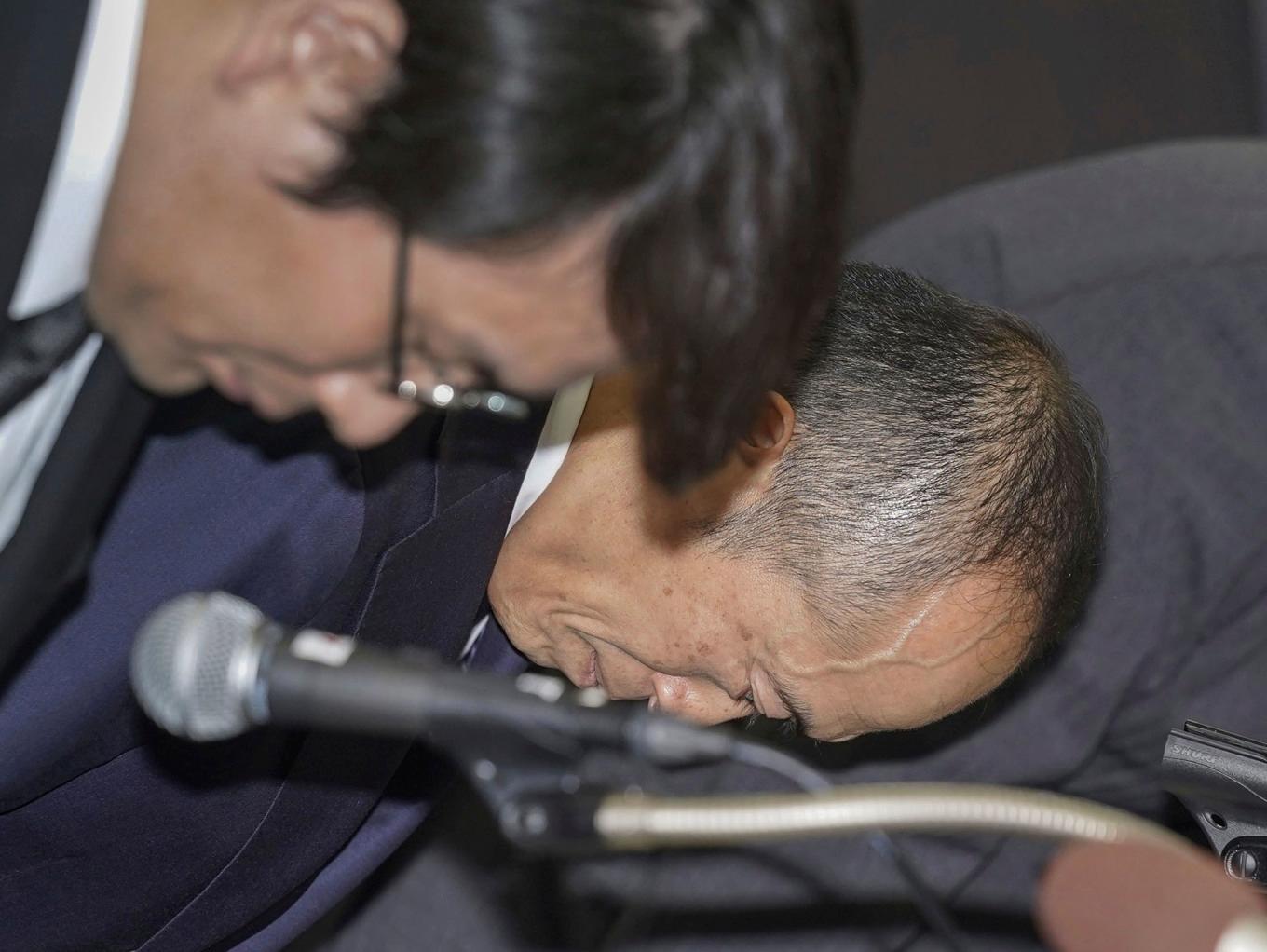 Storbolaget Kobayashis vd Akihiro Kobayashi bugar ursäktande på en presskonferens på fredagen. Foto: Kyodo News via AP/TT