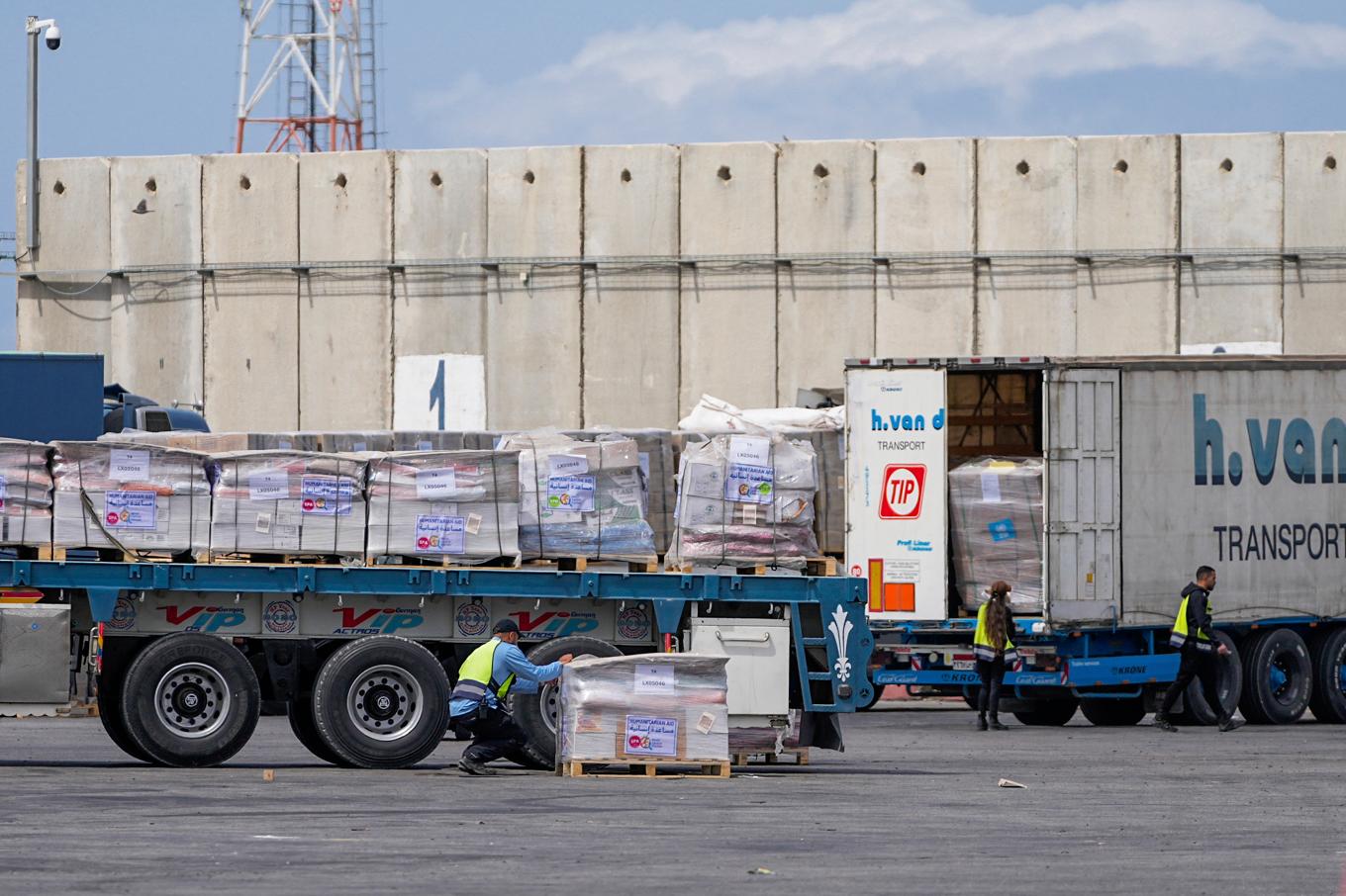 Lastbilar vid gränsen mellan södra Israel och Gaza. Foto: Ohad Zwigenberg/AP/TT