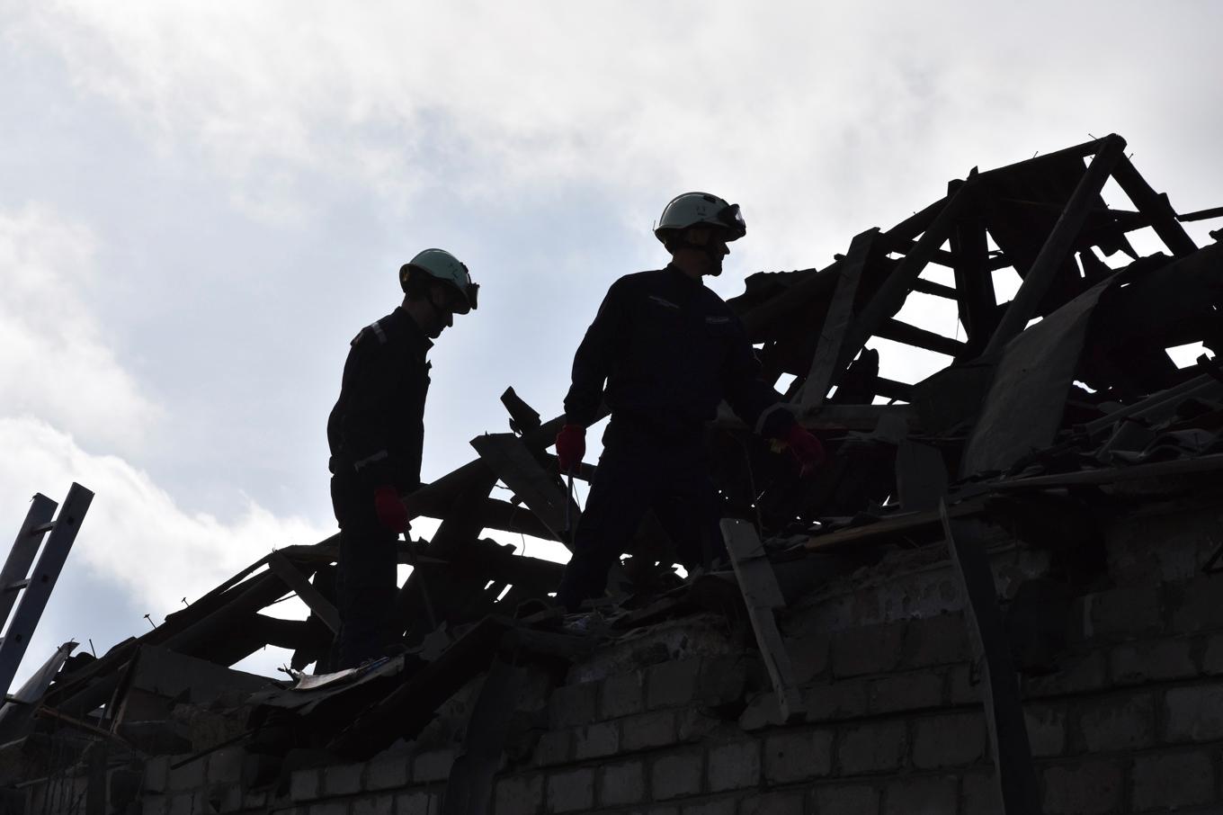 Ryssland har gått till storskaligt anfall mot stora delar av Ukraina. Här pågår ett räddningsarbete efter ett drönarnedslag i ett bostadsområde i Zaporizjzja på torsdagen. Arkivbild. Foto: Andriy Andriyenko/AP/TT