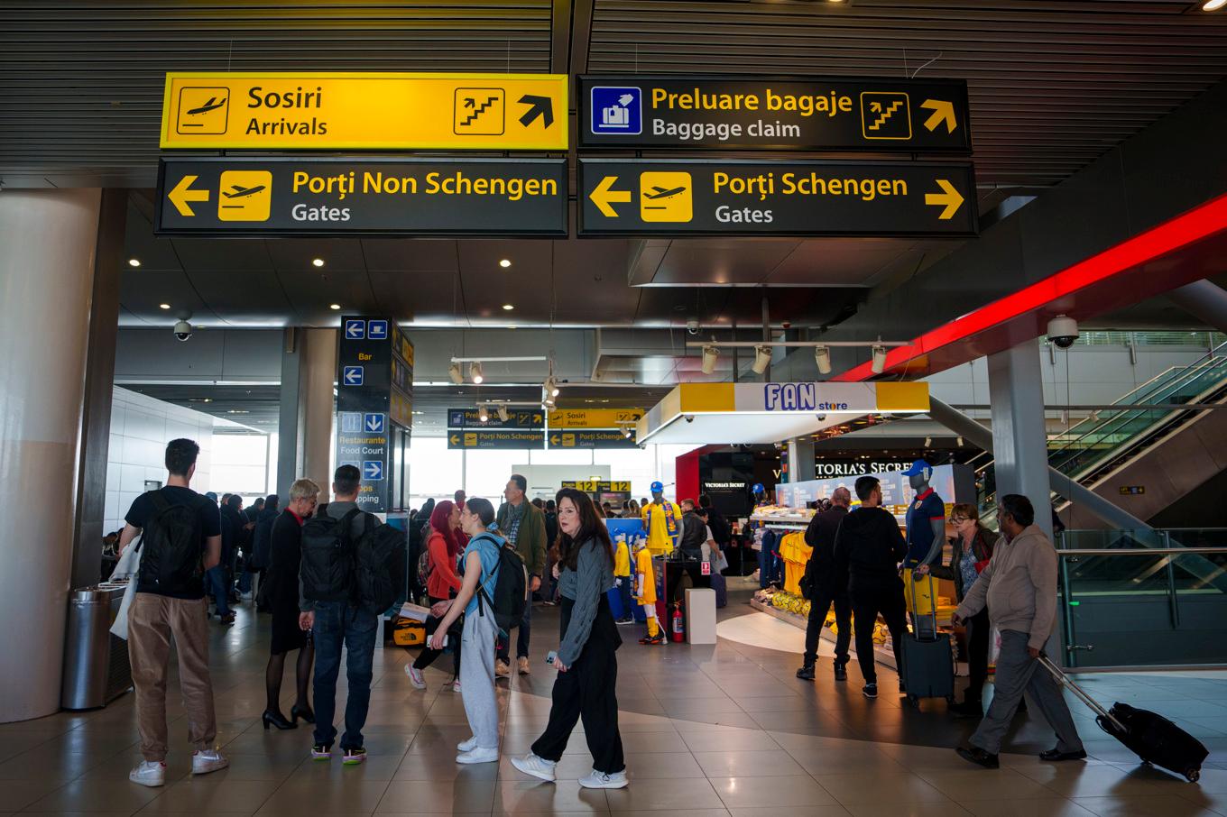 Passagerare går under en skylt med Schengeninformation på Bukarest-flygplatsen Henri Coanda i Rumänien tidigare i veckan. Foto: Andreea Alexandru/AP/TT