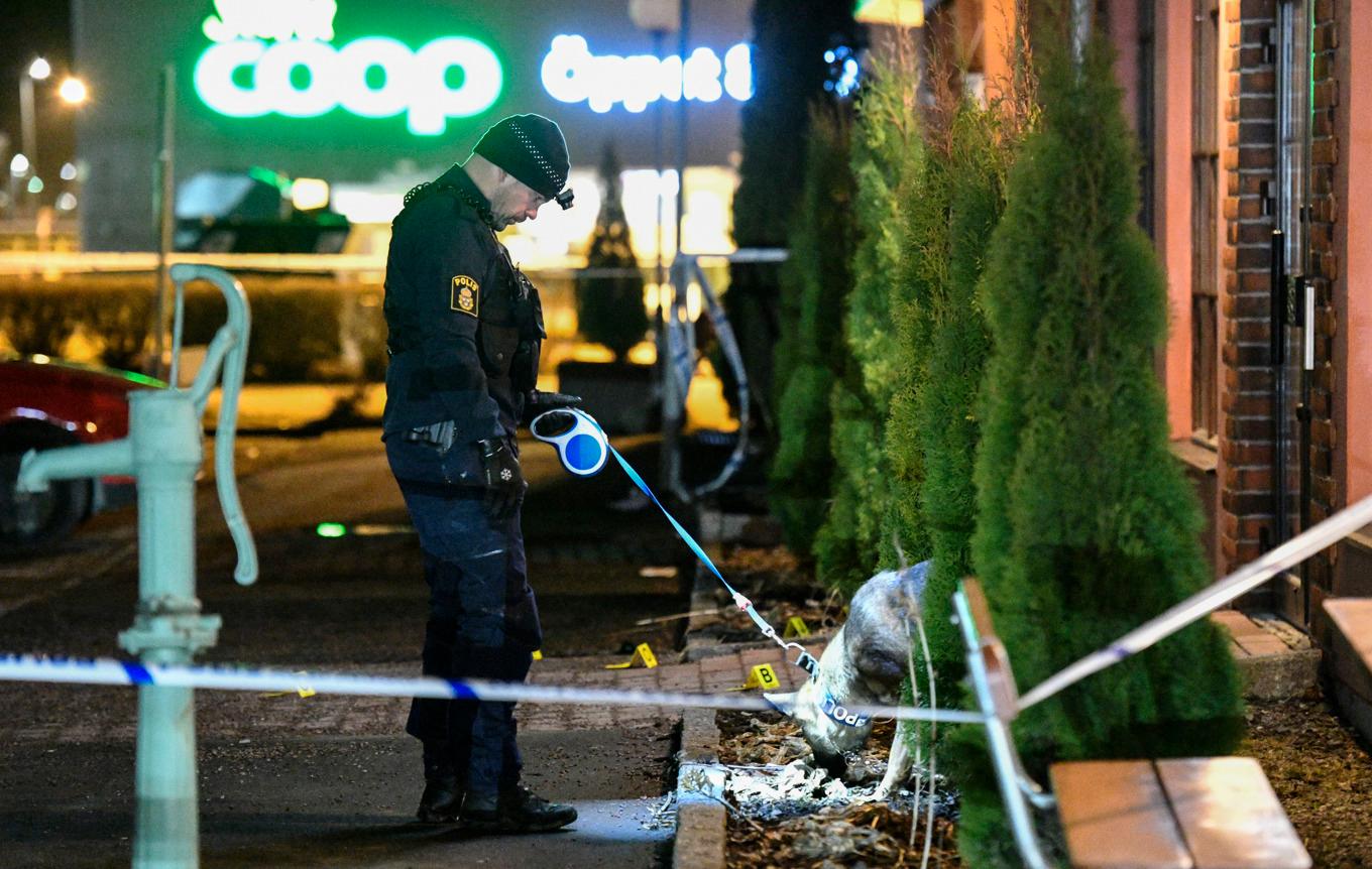 Utanför en restaurang i handelsområdet Boländerna i Uppsala sköts en man i 40- årsåldern ihjäl 2017. En man dömd till livstid kommer nu att vittna mot två män som nyligen åtalats för mordet. Foto: Johan Nilsson / TT