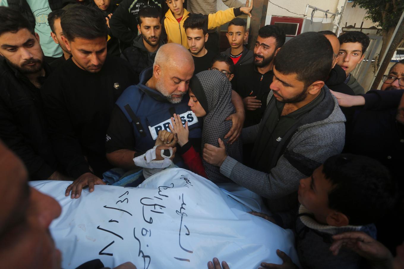 Al Jazeeras byråchef Wael al-Dahdouh håller sin döde sons hand. Hamza al-Dahdouh, som även han arbetade för Al Jazeera, dödades i ett israeliskt flyganfall mot Rafah den 7 januari. Arkivbild. Foto: Hatem Ali/AP/TT