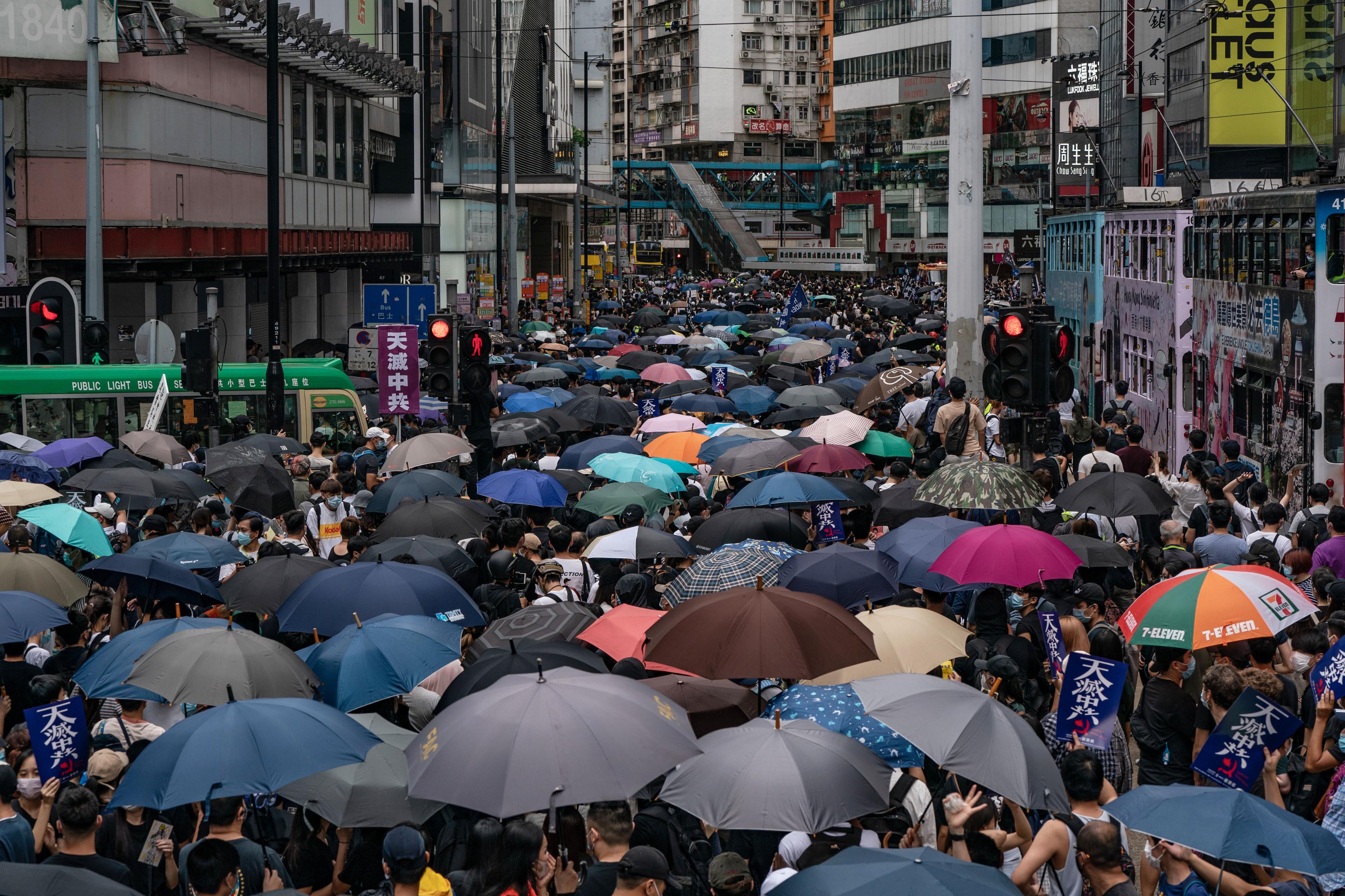 Prodemokratiska demonstranter protesterar den 24 maj 2020 i Hongkong mot att Kina vill införa en nationell säkerhetslag. Foto: Anthony Kwan/Getty Images