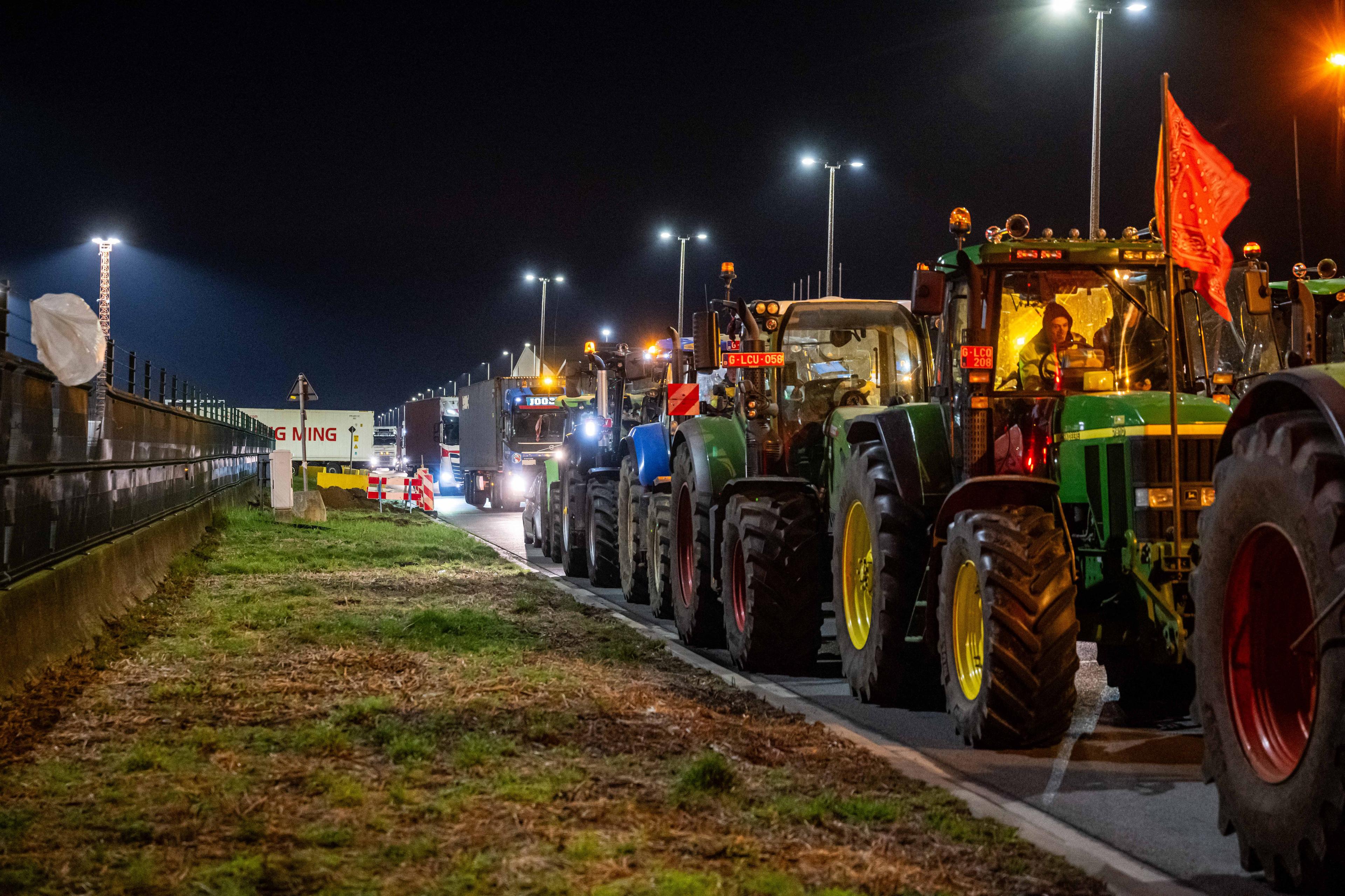 Jordbrukare har samlats med sina traktorer för att protestera i närheten av Antwerpens hamn tisdagen den 13 februari. Aktionen organiserades av flera jordbruksfackföreningar. Foto: Jonas Roosens/BELGA MAG/AFP via Getty Images