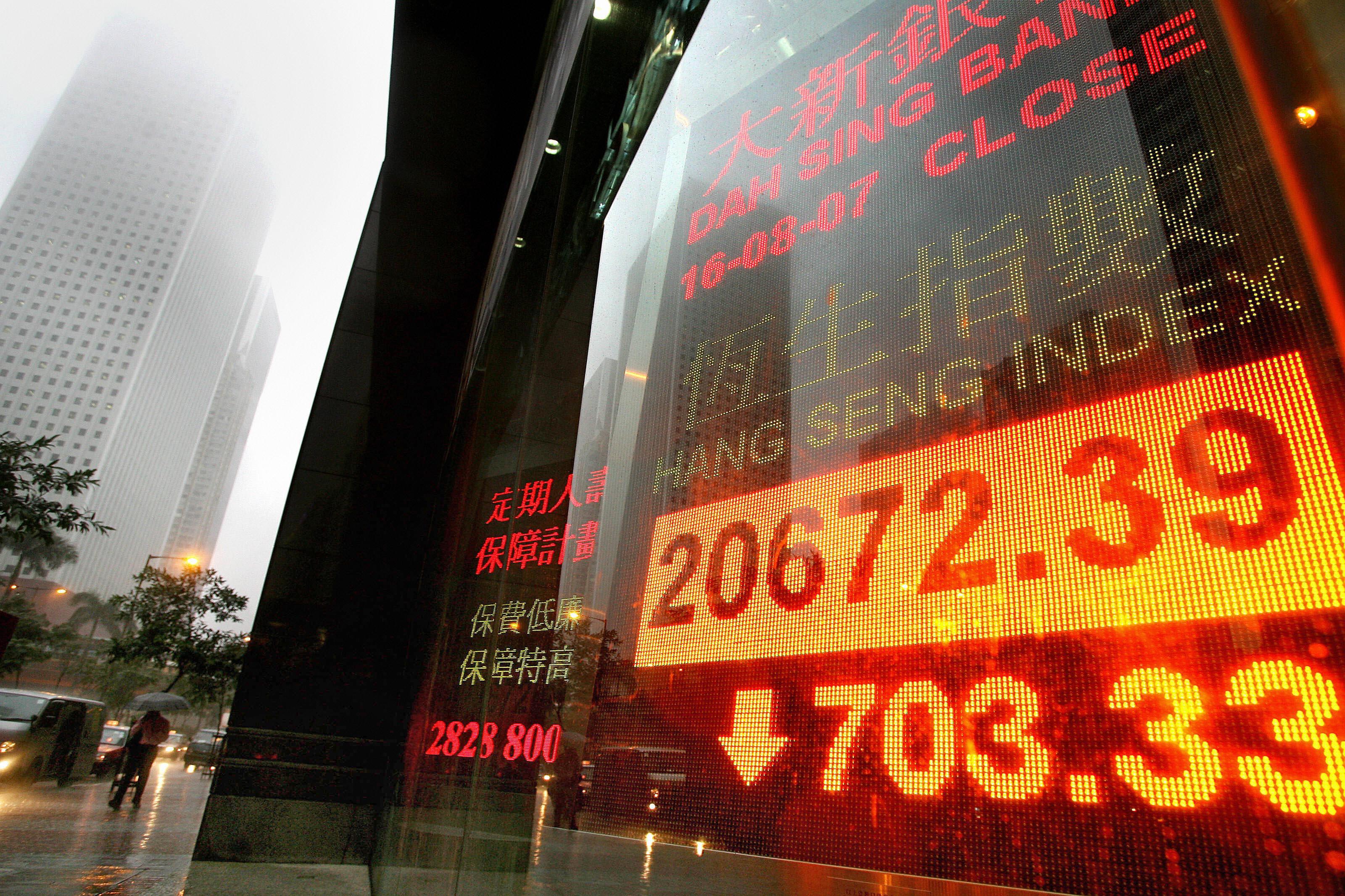 Hang Seng-indexet på Hongkongbörsen pendlade kring nollan. Foto: Samantha Sin/AFP via Getty Images
