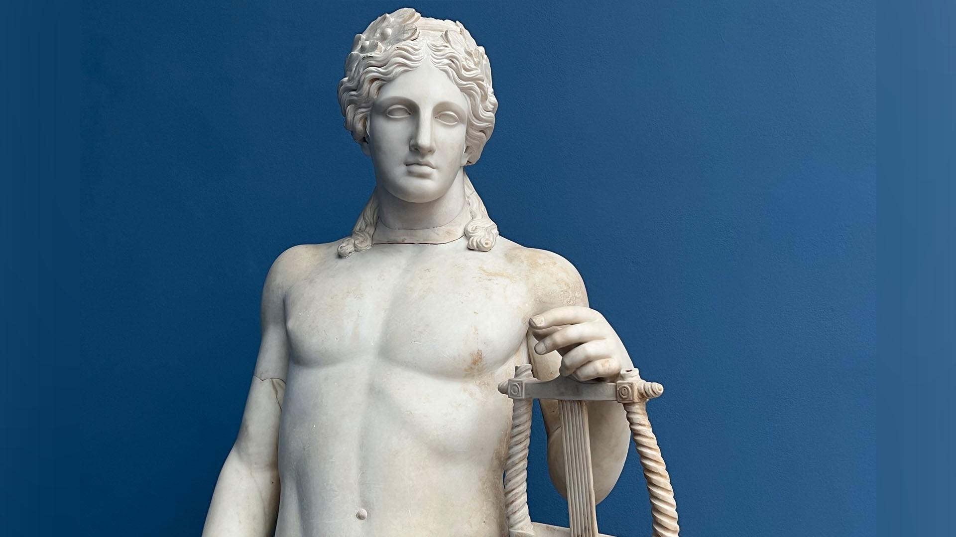 Den grekiske guden Apollon är ofta avbildad med en lyra. Han återfinns i den romerska mytologin, och associeras med konstarterna, bågskytte, profetior, helande och solen. Foto: Kristina I. Kleinert