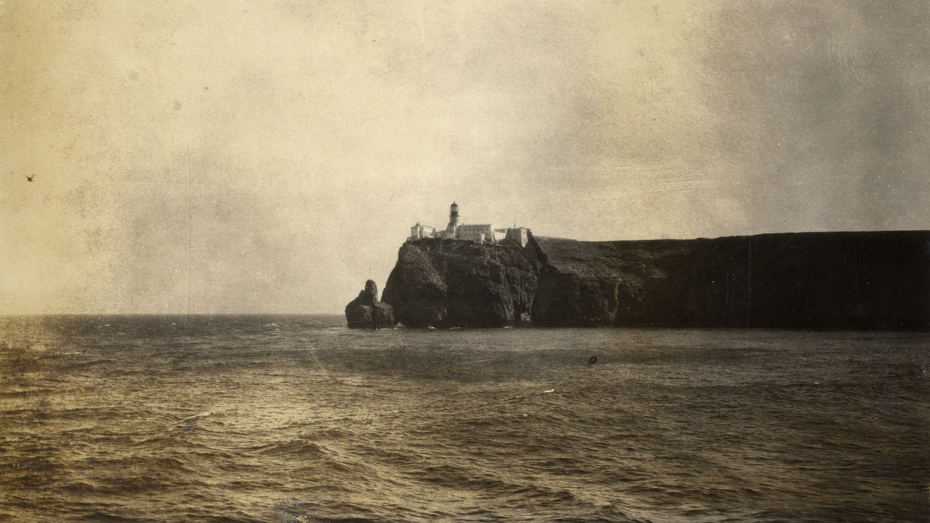 Författaren sätter sig på sin motorcykel och åker så långt i sydvästlig riktning som han kan komma. Cabo de São Vicente. ”Härifrån kan jag ej nå längre bort.” Foto: Okänd fotograf