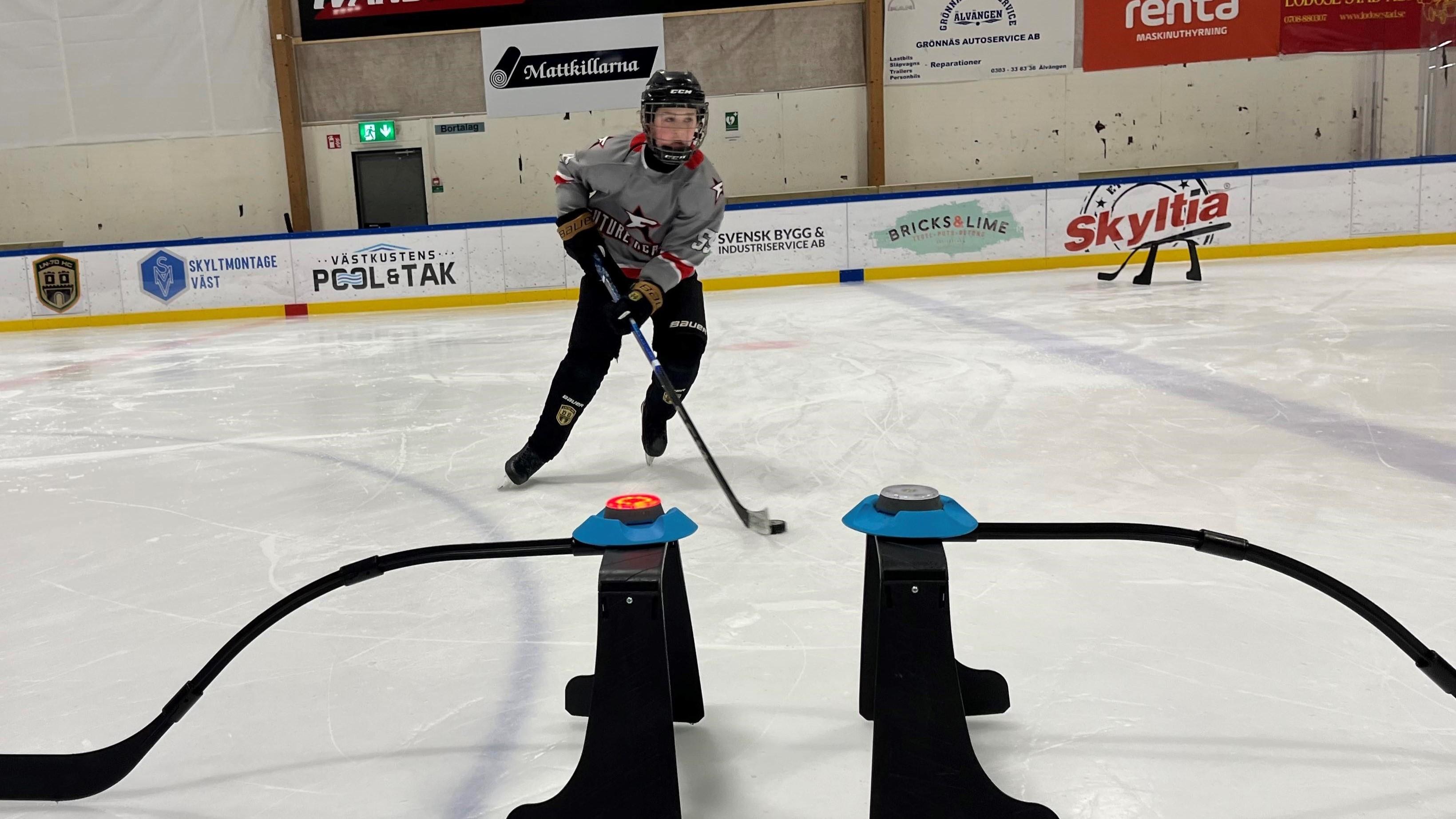 Med blinkande lampor tränar hockeyspelarna på att uppfatta förändringar och anpassa sitt spel, samtidigt som de genomför praktiska övningar. Foto: Futureacademy.nu