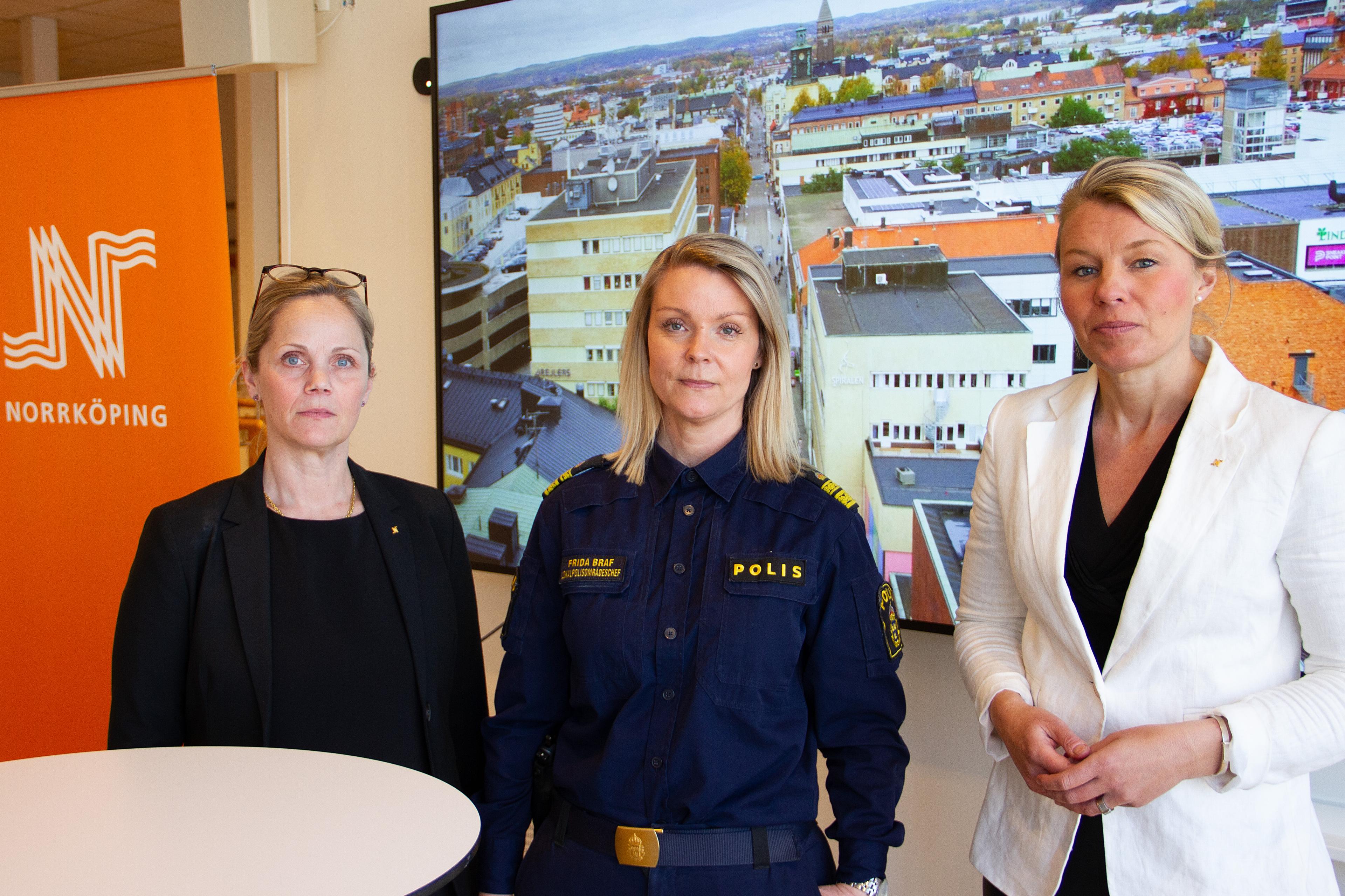På bilden ses Anna Selander, kommundirektör, Frida Braf, lokalpolisområdeschef, och Sophia Jarl (M), kommunstyrelsens ordförande, i samband med en pressträff. Foto: Norrköpings kommun