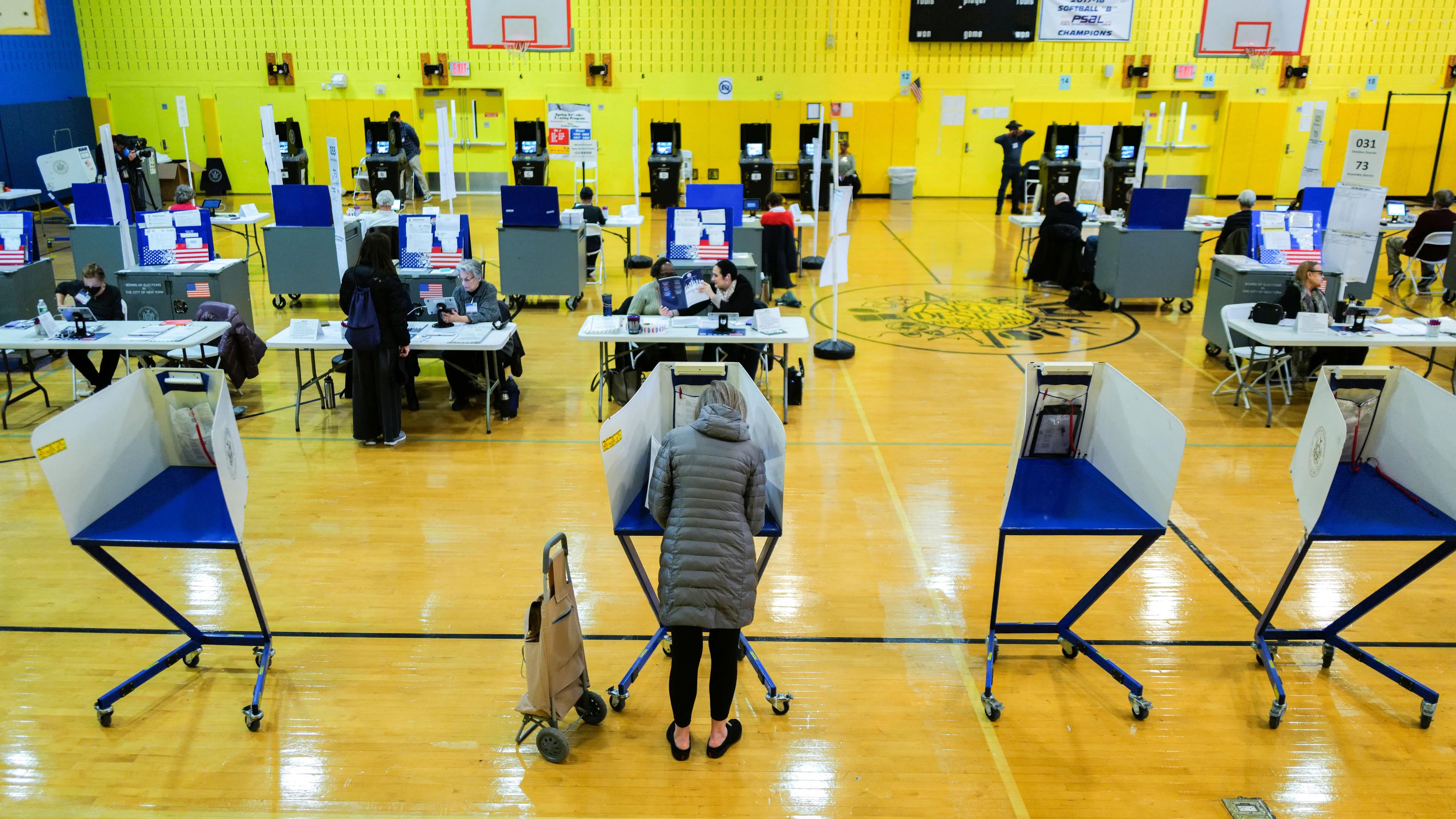 Väljare röstar i en vallokal i Manhattan den 2 april. Siffror från primärvalen visade att det finns missnöje med båda de förmodade kandidaterna från respektive parti. Foto: Charly Triballeau/AFP via Getty Images