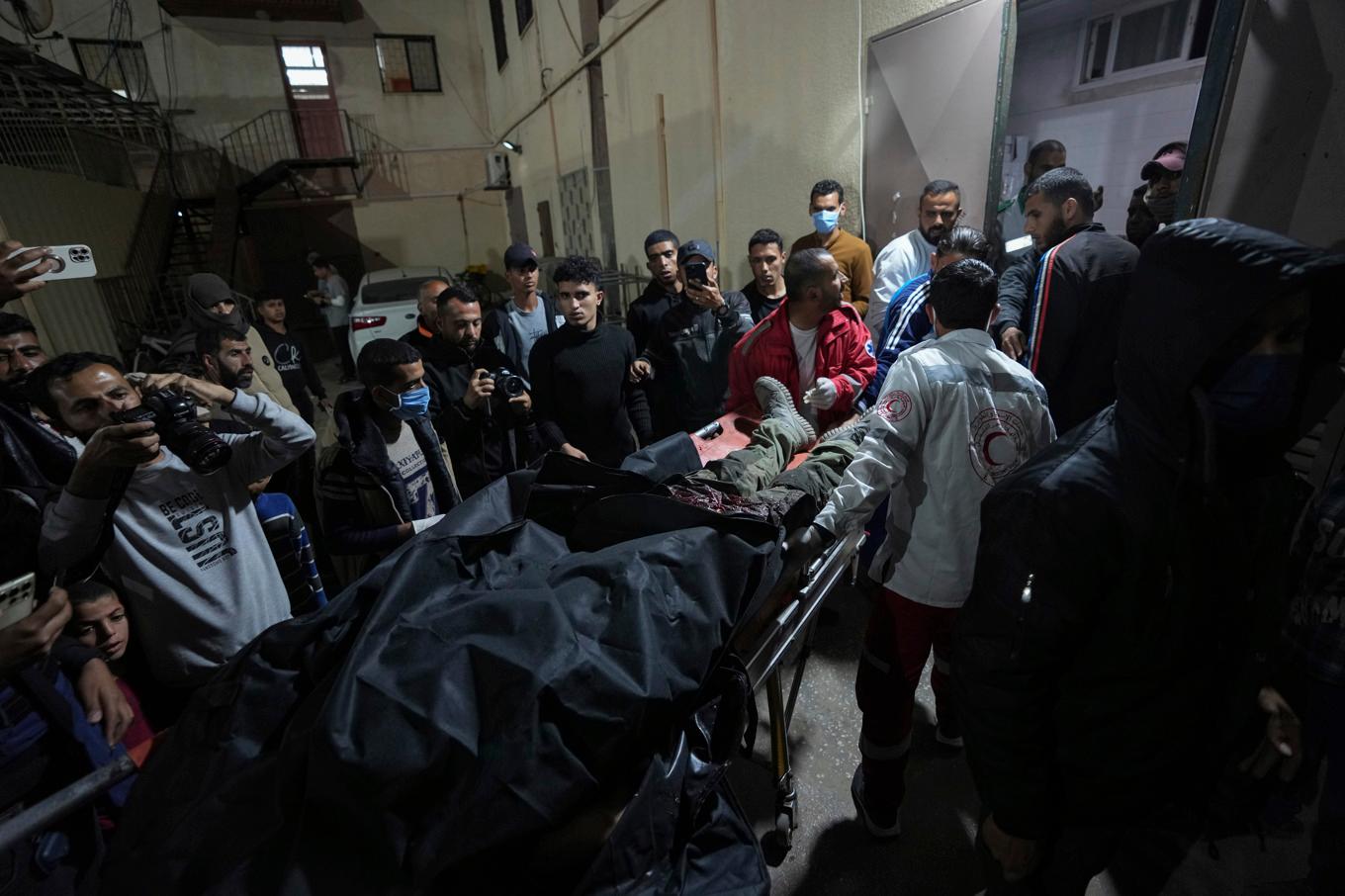 Offer för flygräden förs in på al-Aqsasjukhuset i Dayr al-Balah i Gazaremsan. Foto: Abd al-Karim Hana/AP/TT