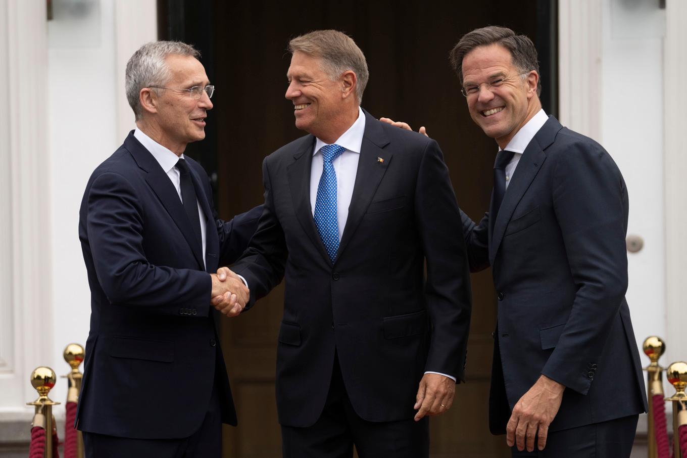 Glada miner när Natos generalsekreterare Jens Stoltenberg träffade Rumäniens president Klaus Iohannis och Nederländernas premiärminister Mark Rutte i Haag i somras. Nu kämpar de två sistnämnda om Stoltenbergs jobb. Arkivbild. Foto: Peter Dejong/AP/TT