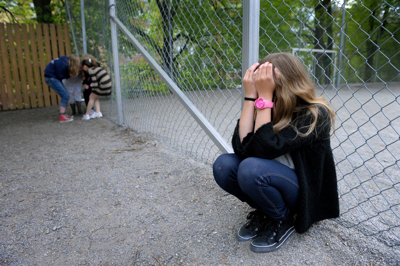 En ensam flicka på en skolgård. Foto: Janerik Henriksson/TT