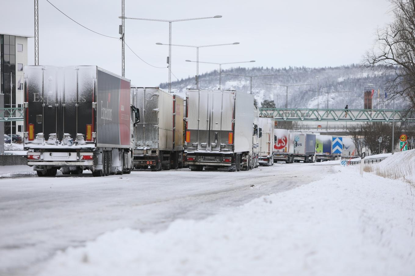 Köer av bilar och lastbilar på E4 norrgående utanför Jönköping på onsdagen. Foto: Mattias Landström/TT