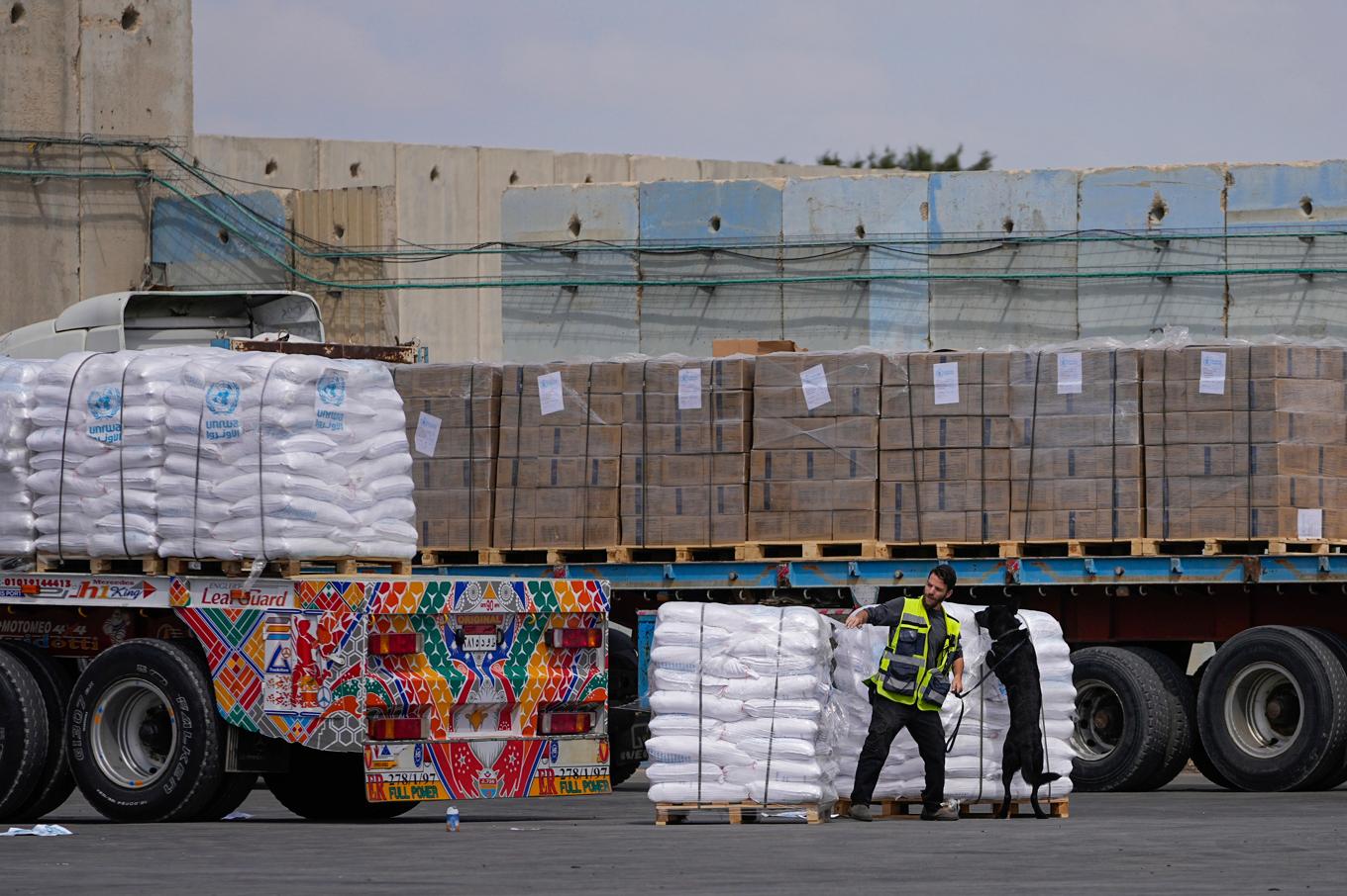 Lastbilar med nödhjälp till Gazaremsan inspekteras vid gränsövergången Kerem Shalom i mars. Foto: Ohad Zwigenberg/AP/TT