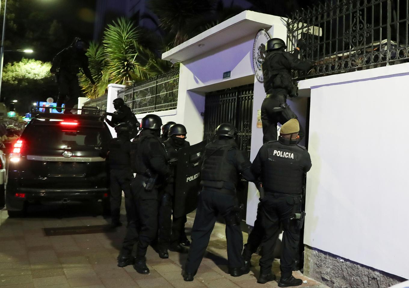 Polis tar sig in på Mexikos ambassad i Ecuadors huvudstad Quito. Foto: David Bustillos/AP/TT