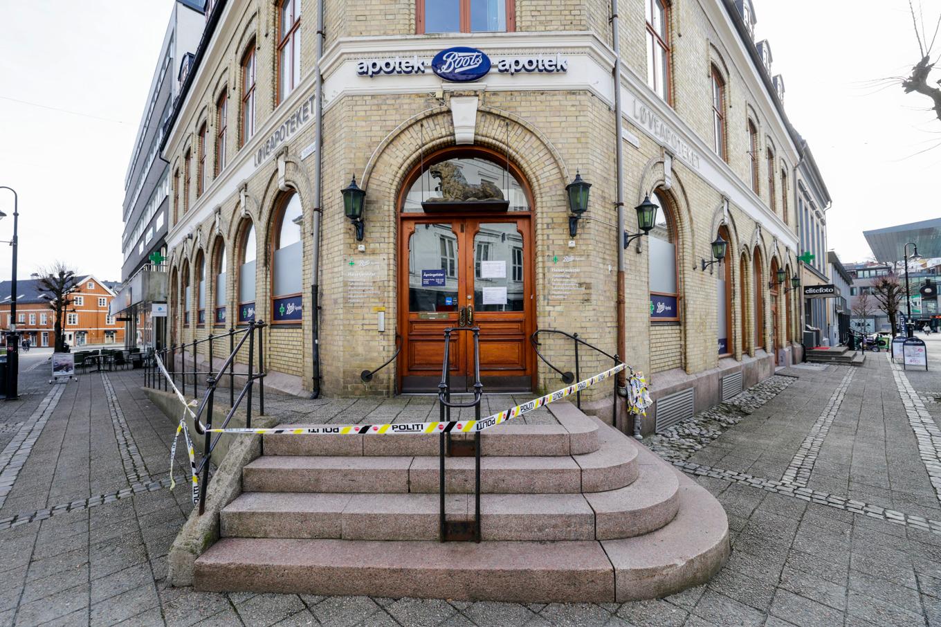 Avspärrningar vid apoteket i Arendal i Norge där svenskan hittades. Foto: Tor Erik Schroder/NTB/TT