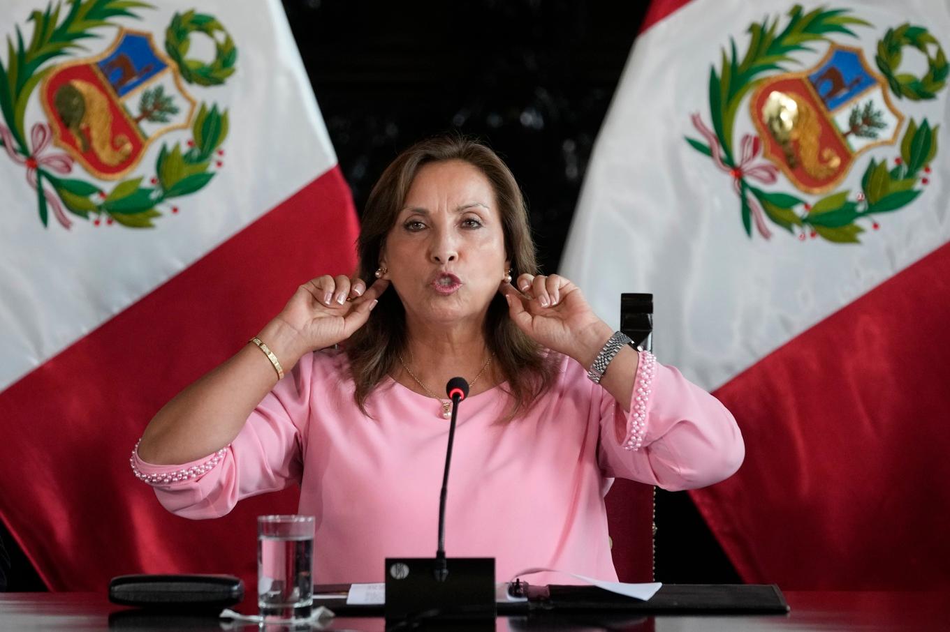 Perus president Dina Boluarte har hamnat i en mindre skandal om dyra Rolexklockor och juveler och hur hon egentligen fått dem. Arkivbild. Foto: Martin Mejia/AP/TT