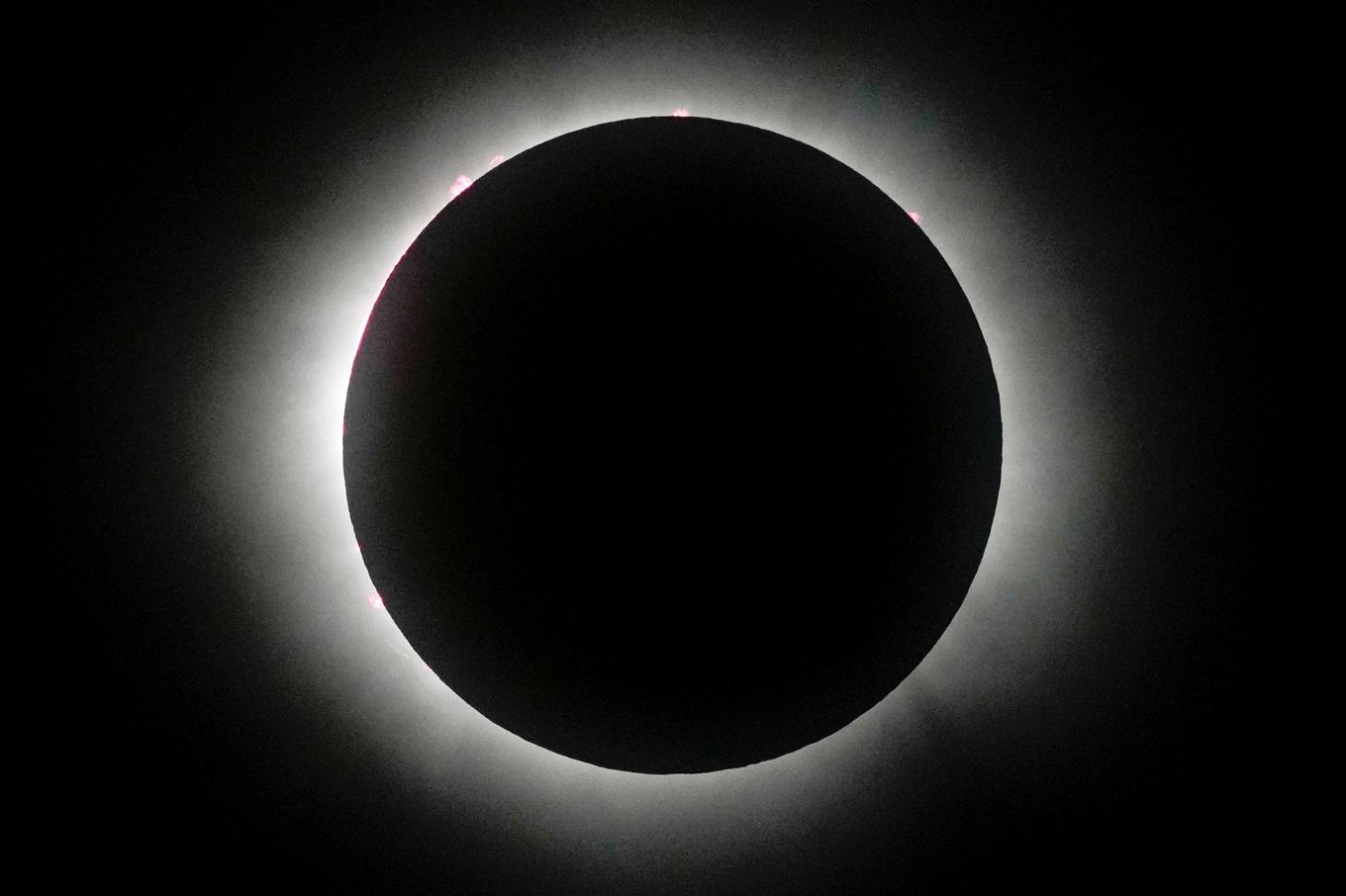 Mazatlan i Mexiko var först med att se månen helt täcka solen. Foto: Fernando Llano/AP/TT
