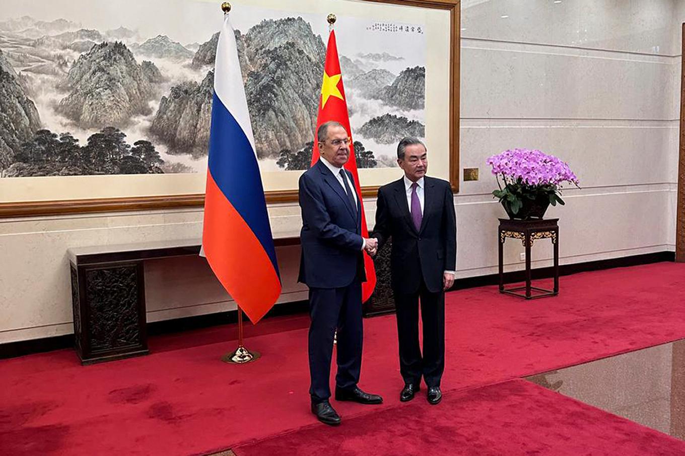 På en bild distribuerad av det ryska utrikesdepartementet syns Rysslands utrikesminister Sergej Lavrov och Kinas utrikesminister Wang Yi. Foto: Ryska utrikesdepartementet/AP/TT