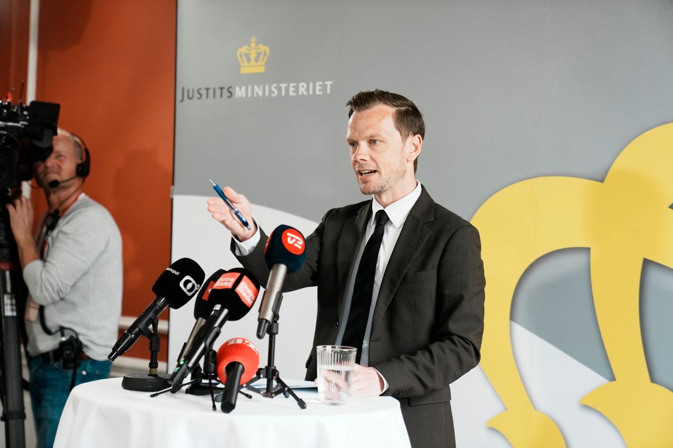 Danmarks justitiminister Peter Hummelgaard (S) talar på en pressträff om beslutet att försöka få det kriminella gänget Bandidos förbjudet. Foto: Thomas Traasdahl/Scanpix/Ritzau/TT