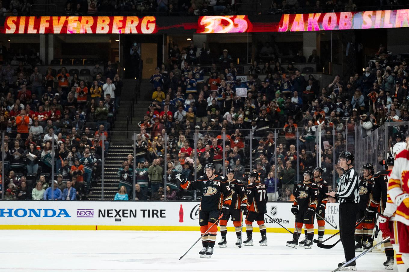 Jakob Silfverberg fick ta emot stående ovationer i sin sista hemmamatch med Anaheim Ducks. Foto: Kyusung Gong/AP/TT