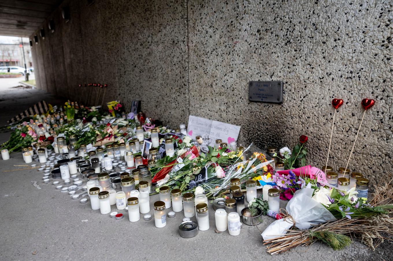 Blommor och ljus vid gångtunneln efter mordet i Skärholmen. Arkivbild. Foto: Christine Olsson/TT