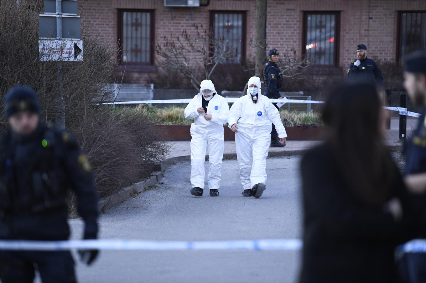 Polisens tekniker arbetade på platsen efter det att en man sköts till döds i Skärholmen i södra Stockholm på onsdagskvällen. Arkivbild. Foto: Oscar Olsson/TT
